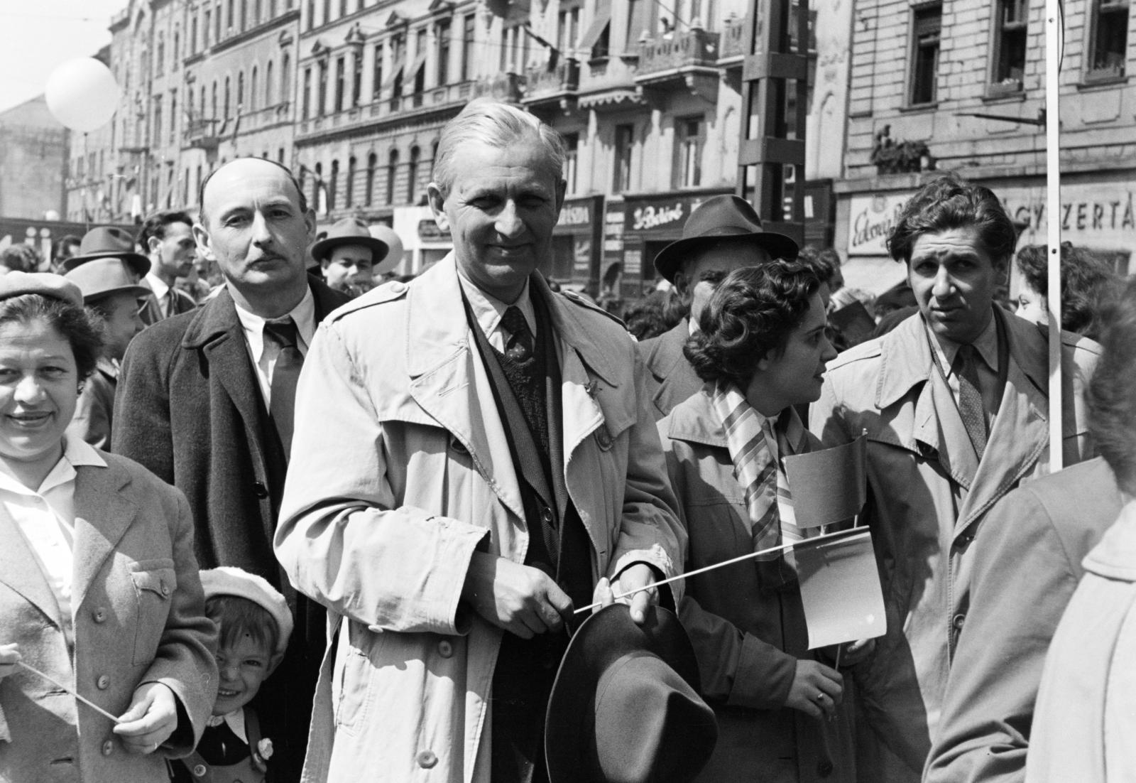 Hungary, Budapest VII., Baross tér, május 1-i felvonulás résztvevői a Rottenbiller utca - Bethlen Gábor utca közötti házsor előtt., 1959, Gara Andor, Budapest, Fortepan #285564