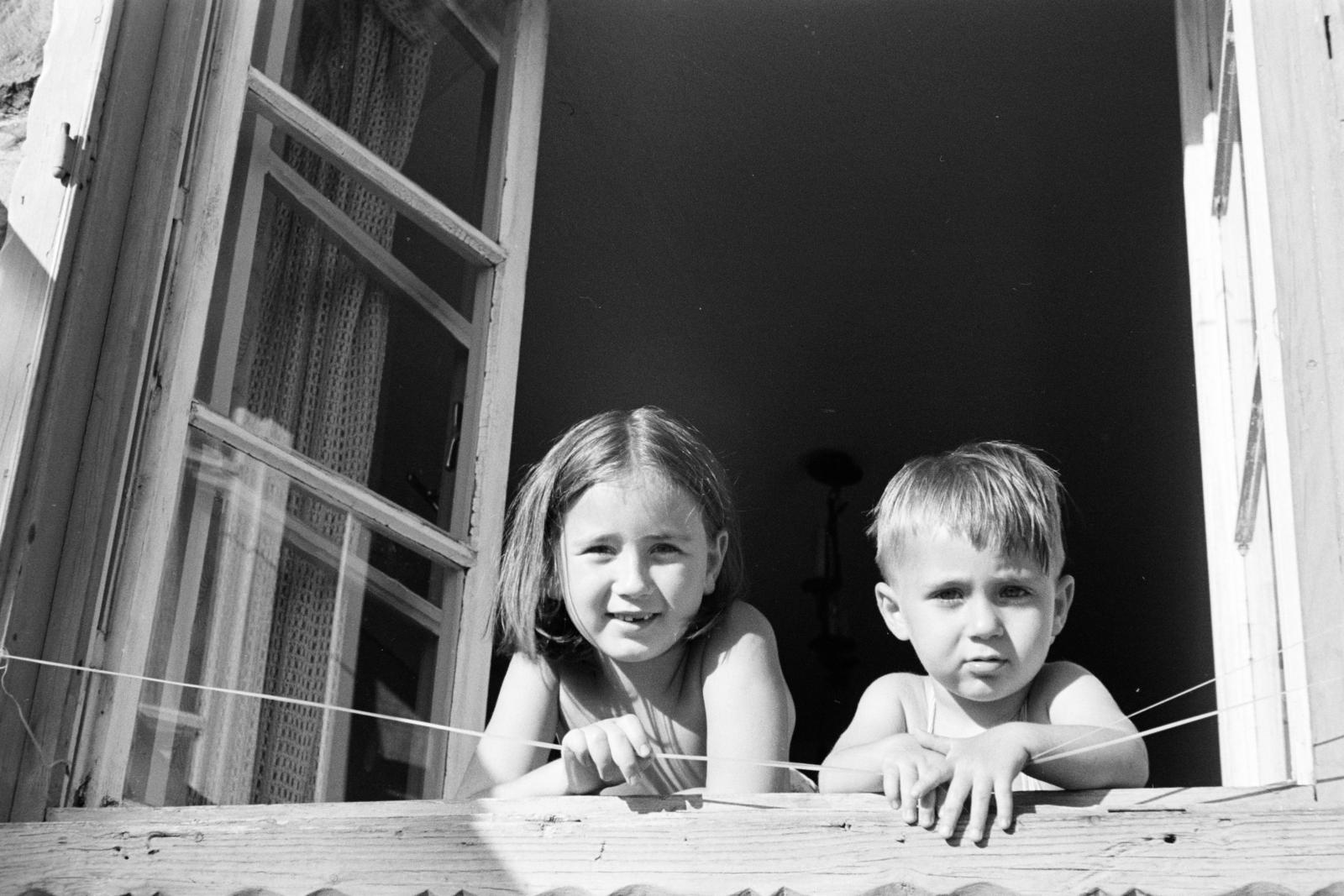 1959, Gara Andor, kids, leaning out of the window, Fortepan #285566