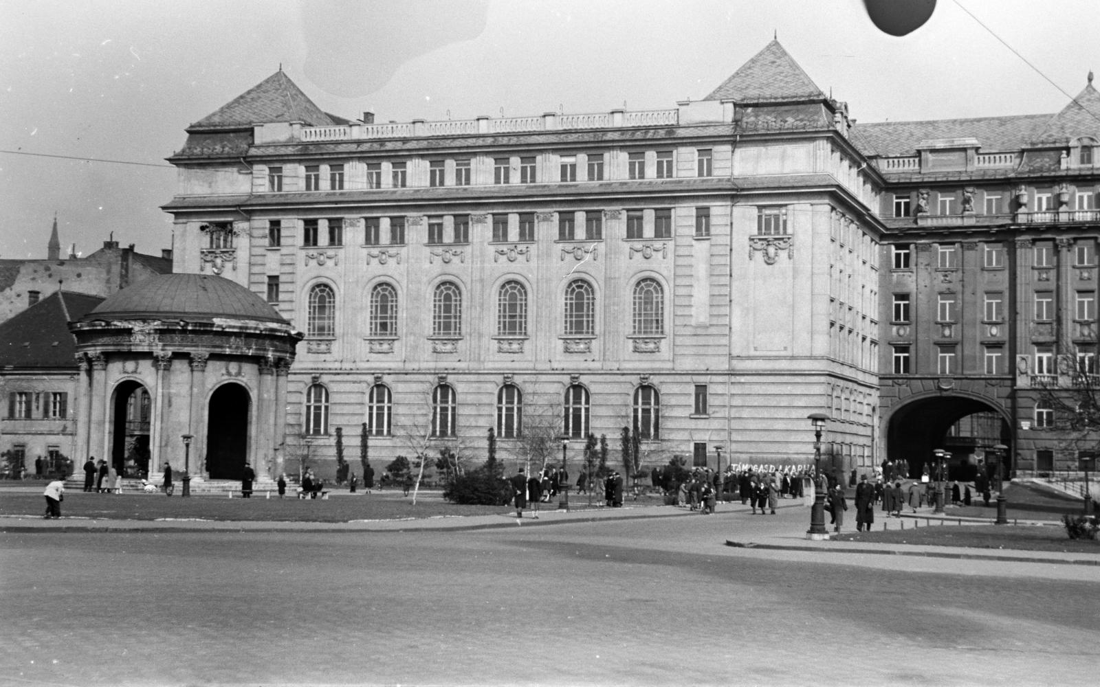 Hungary, Budapest V., Március 15. tér, balra látható Erzsébet királyné emlékművének csarnoka, mögötte az ELTE Bölcsészkar (egykor és ma Piarista Gimnázium és Rendház) épülete. Jobbra a Piarista köz., 1959, Gara család, architectural heritage, Budapest, disappeared, Fortepan #285567