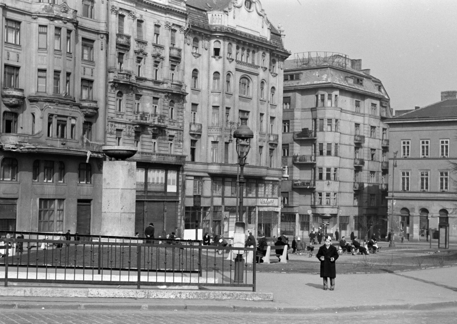 Magyarország, Budapest V., Fővám (Dimitrov) tér, balra az I. honvéd és népfelkelő gyalogezred emlékoszlopa (Domján Árpád, 1949.), szemben a Váci utca - Só utca sarok., 1957, Gara család, Budapest, Fortepan #285580