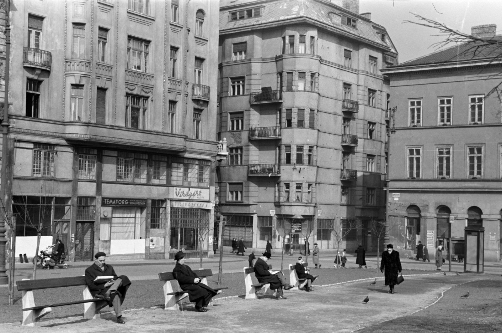 Hungary, Budapest V., Fővám (Dimitrov) tér, szemben a Váci utca - Só utca sarok., 1957, Gara család, Budapest, spring, newspaper, relaxation, Fortepan #285581