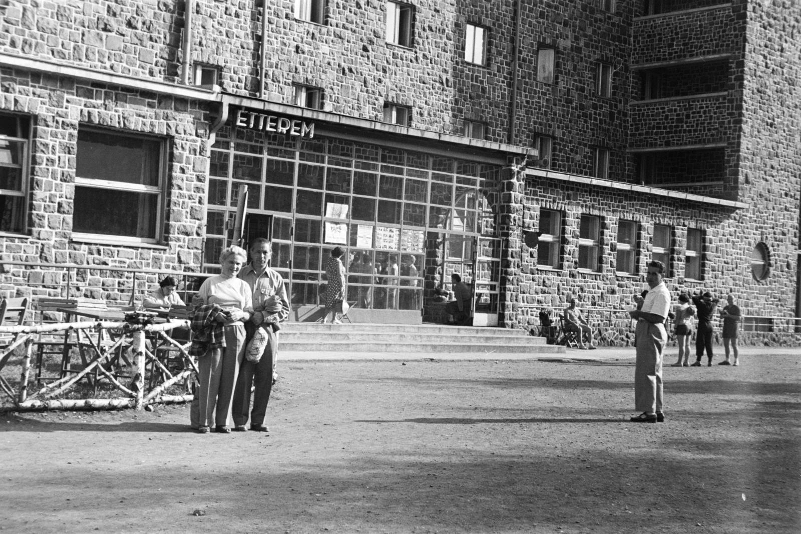 Hungary, Galyatető, Mátraszentimre, Nagyszálló, a felvétel az étterem előtt készült., 1958, Gara Andor, Fortepan #285586