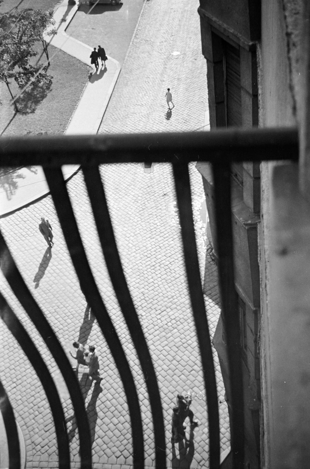Magyarország, Budapest V., kilátás a Só utca 2-es számú ház erkélyéről a Fővám tér felé., 1960, Gara család, Best of, Budapest, járókelő, felülnézet, korlát, Fortepan #285602