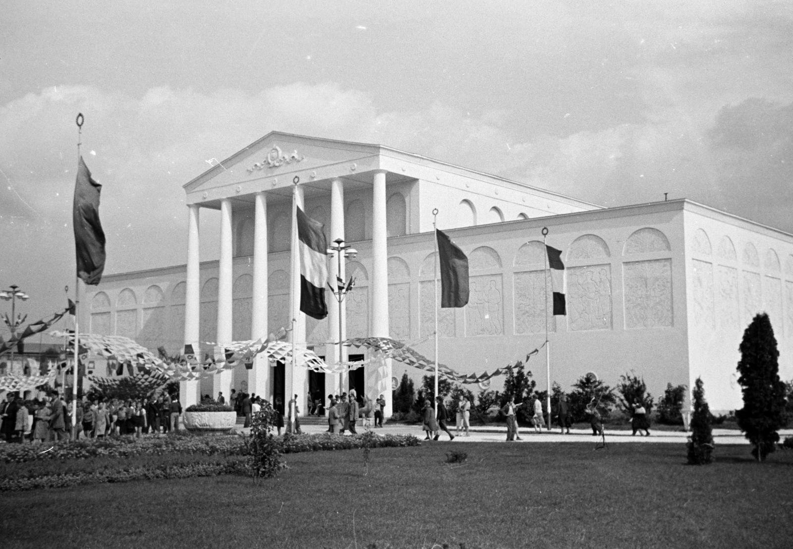 Magyarország, Budapest X., Albertirsai úti vásár területe., 1955, Gara Andor, Budapest, oszlopsor, dekoráció, timpanon, Fortepan #285604