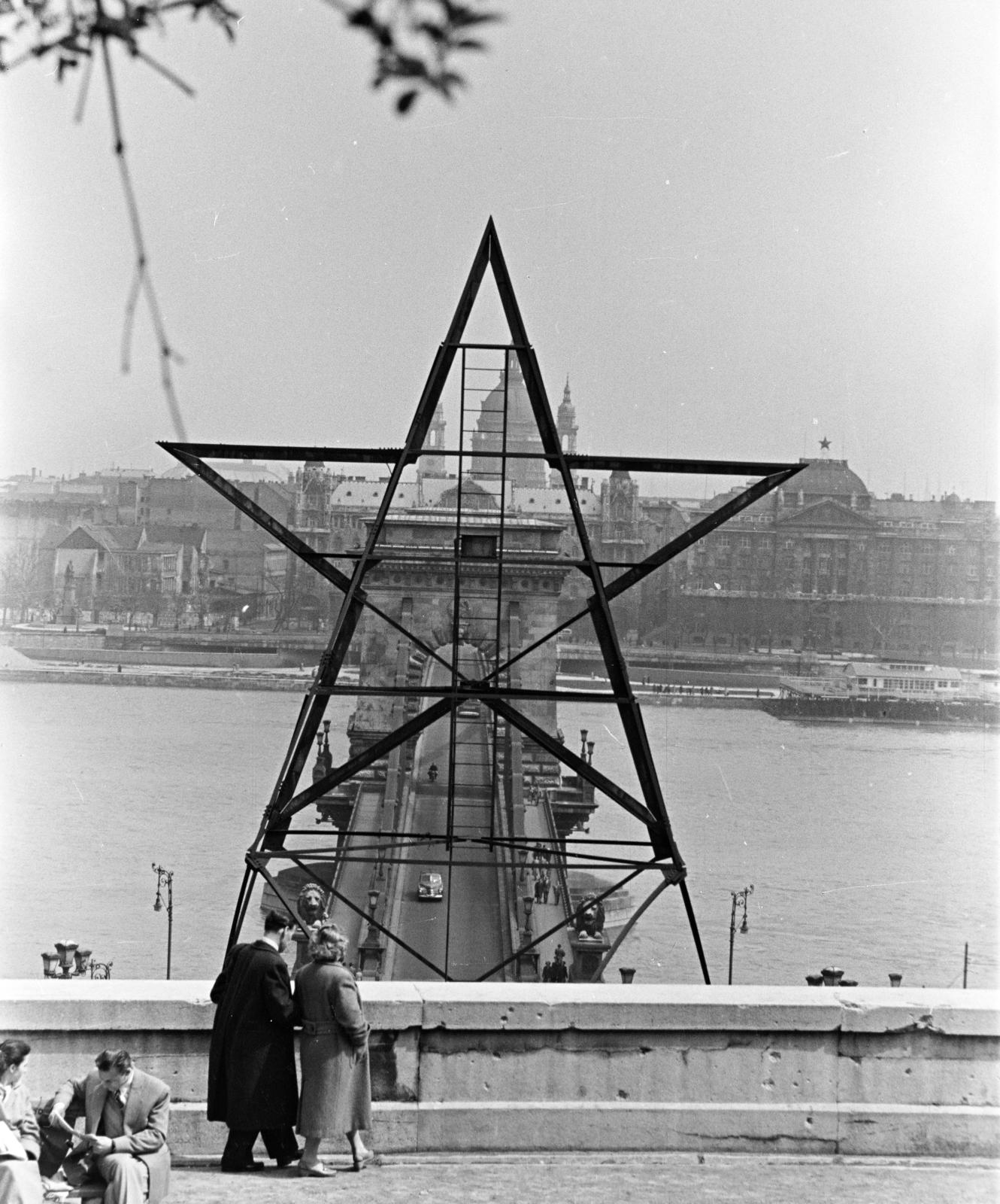 Hungary, Budapest I., Clark Ádám tér, az Alagút tetején álló csillag hátulról, mögötte a Széchenyi Lánchíd., 1955, Gara Andor, Red Star, Budapest, Fortepan #285609