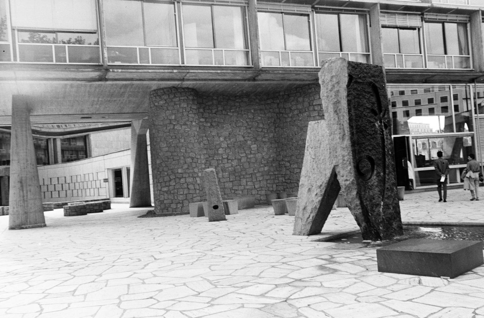 Franciaország, Párizs, Place de Fontenoy, az UNESCO székház előtti Japán kert. Jobbra a Béke kútja (Fountain of peace) a japán Isamu Noguchi (1957) műve., 1963, Gara család, modern művészet, Fortepan #285635