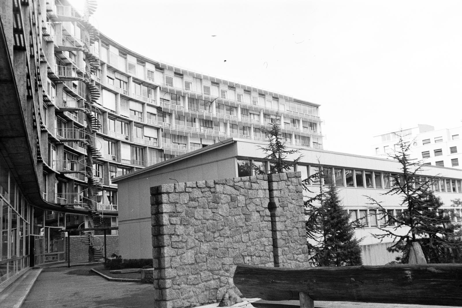 Franciaország, Párizs, Place de Fontenoy, az UNESCO székház (Breuer Marcell, Bernard Zehrfuss, Pier Luigi Nervi, 1958.) az Avenue de Ségur felől., 1963, Gara család, modern építészet, lépcső, Fortepan #285636