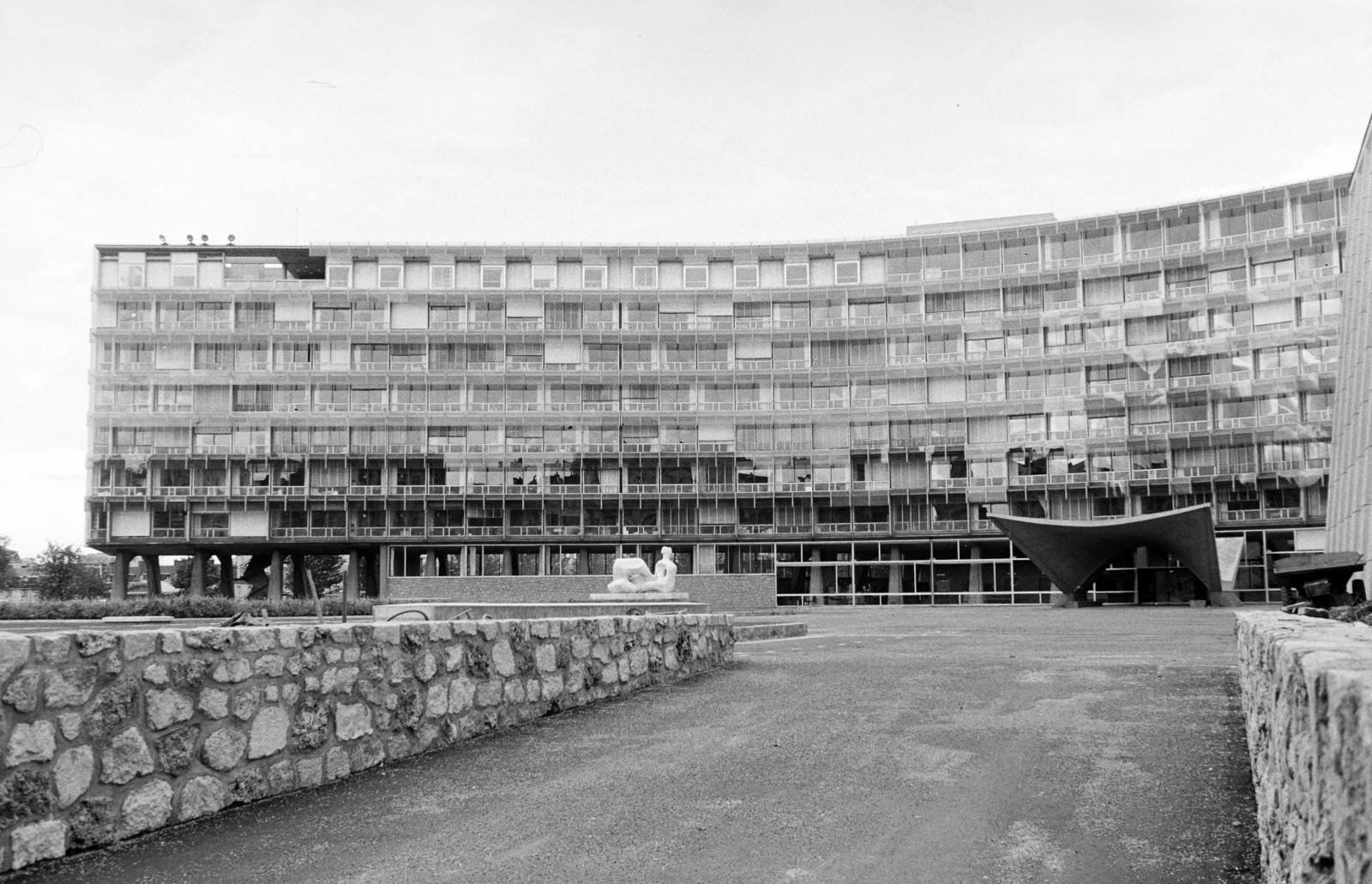 Franciaország, Párizs, az UNESCO székház (Breuer Marcell, Bernard Zehrfuss, Pier Luigi Nervi, 1958) az Avenue de Suffren felől., 1963, Gara család, ablak, terméskő, modern építészet, Fortepan #285640