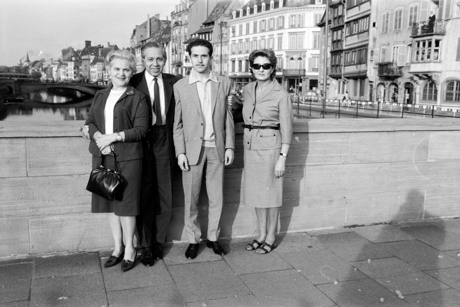 Franciaország, Strasbourg, az Ill folyó feletti Pont St Nicolas, jobbról a második Gara Róbert, aki később a karibi szigeten Guadeloupe-n meghonosította a vívást és családja.., 1969, Gara Andor, Fortepan #285653
