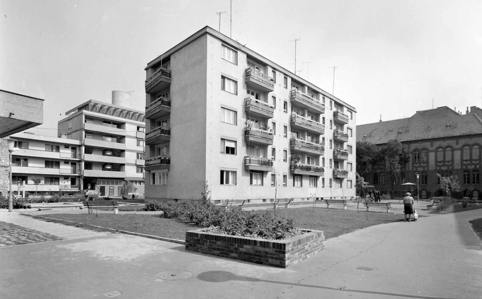 Hungary, Szeged, Palánk, háttérben a Tömörkény gimnázium., 1966, Építésügyi Dokumentációs és Információs Központ, VÁTI, Fortepan #28566
