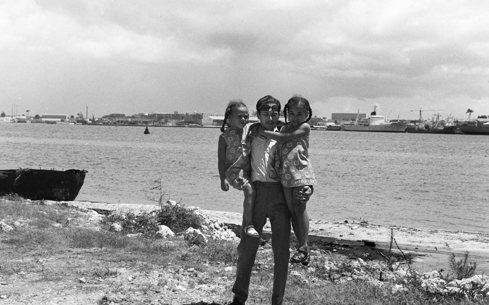 Franciaország,Guadeloupe, tengerpart a Port de Jarry tengeri kikötő közelében. Középen Gara Róbert, aki később a karibi szigeten Guadeloupe-n meghonosította a vívást., 1969, Gara Andor, Fortepan #285665