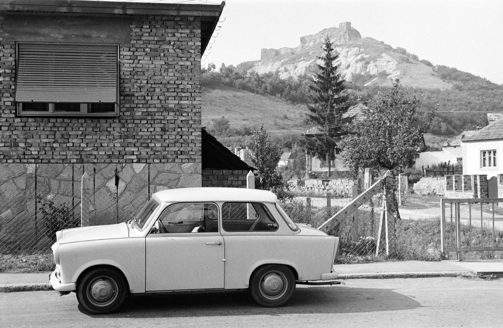 Magyarország, Sirok, Széchenyi István út, a felvétel a 13-as számú ház előtt készült. Jobbra fenn a vár látható., 1968, Gara Andor, Trabant 601, Fortepan #285671