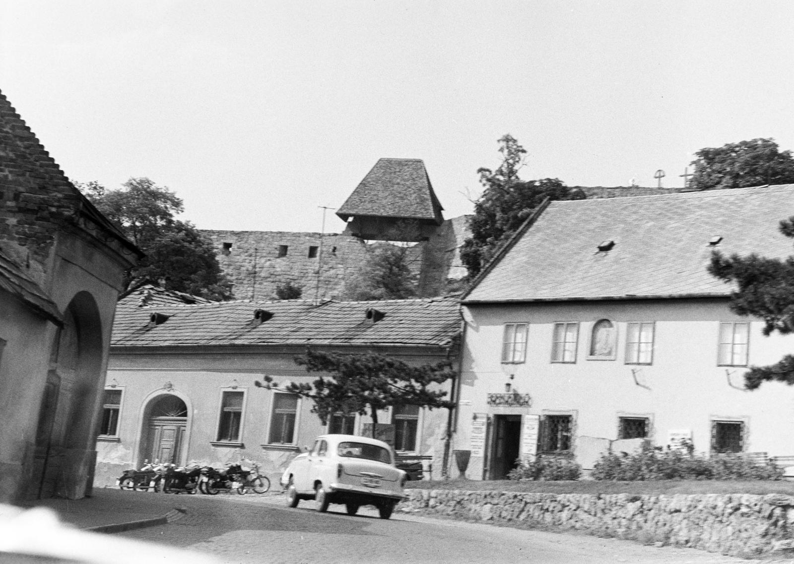 Magyarország, Eger, Tinódi Sebestyén (Dózsa György) tér, háttérben a Vár., 1968, Gara Andor, Moszkvics 407, Fortepan #285673