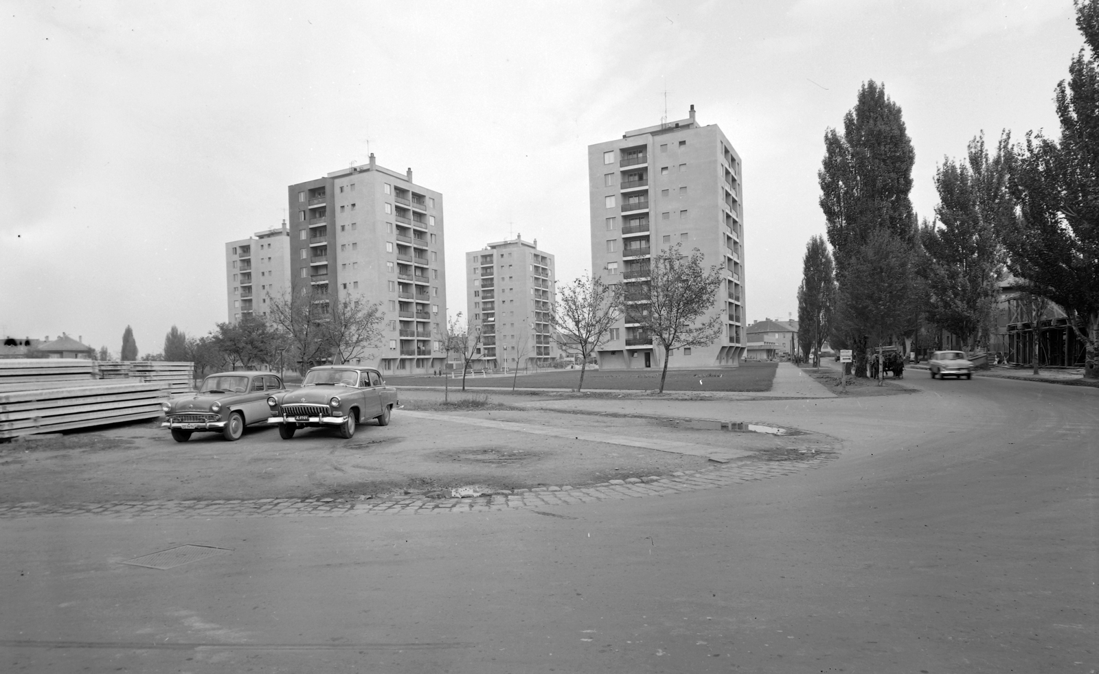 Hungary, Székesfehérvár, Széna tér (Május 1 tér)., 1972, Építésügyi Dokumentációs és Információs Központ, VÁTI, Soviet brand, GAZ-brand, blocks, Moskvitch-brand, automobile, M21 Wolga, Fortepan #28569