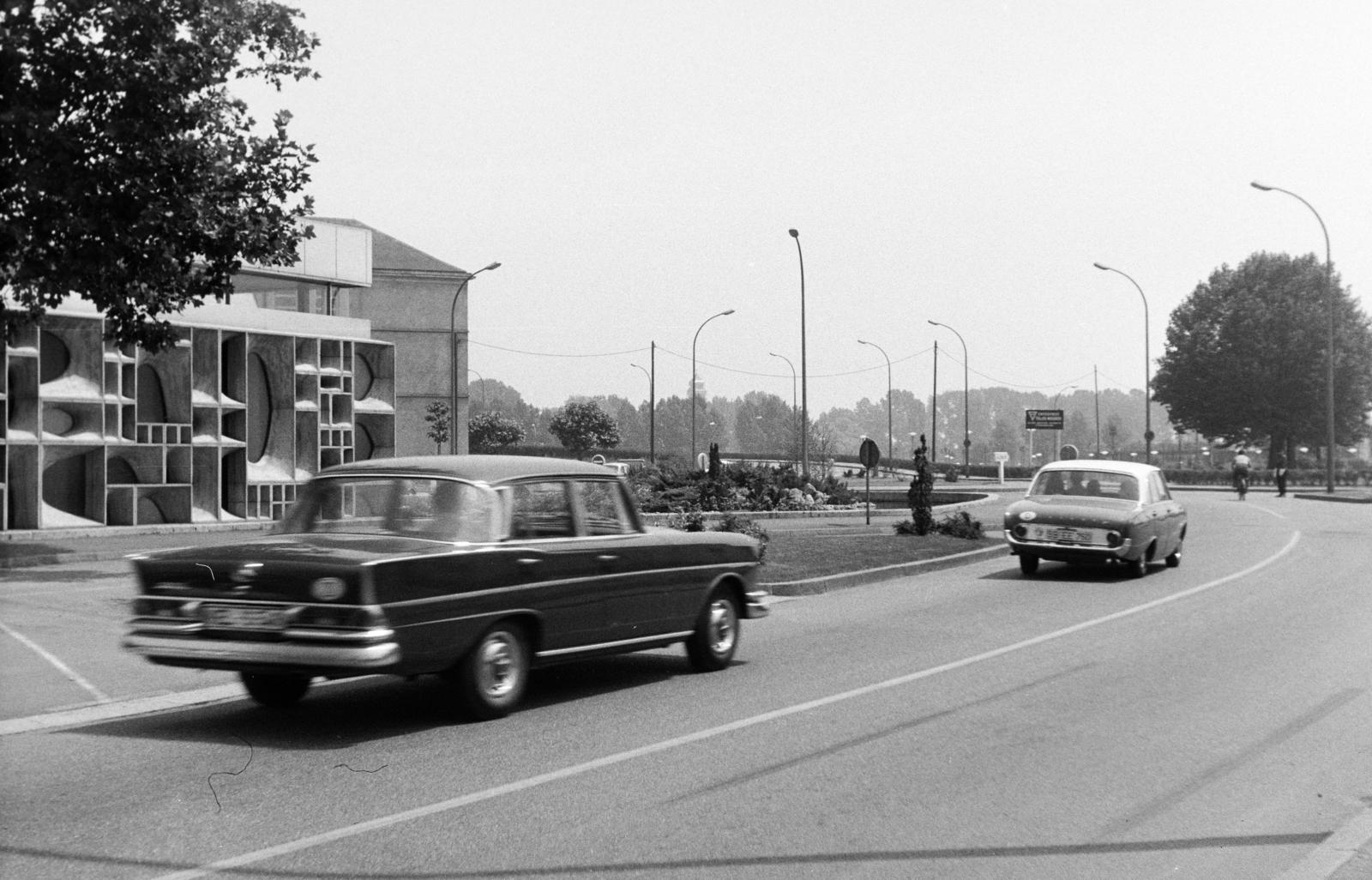 France, Strasbourg, Rue François Epailly, balra a Pont de l'Europe turisztikai pavilon látható., 1967, Gara család, Ford Taunus 17M, Fortepan #285693