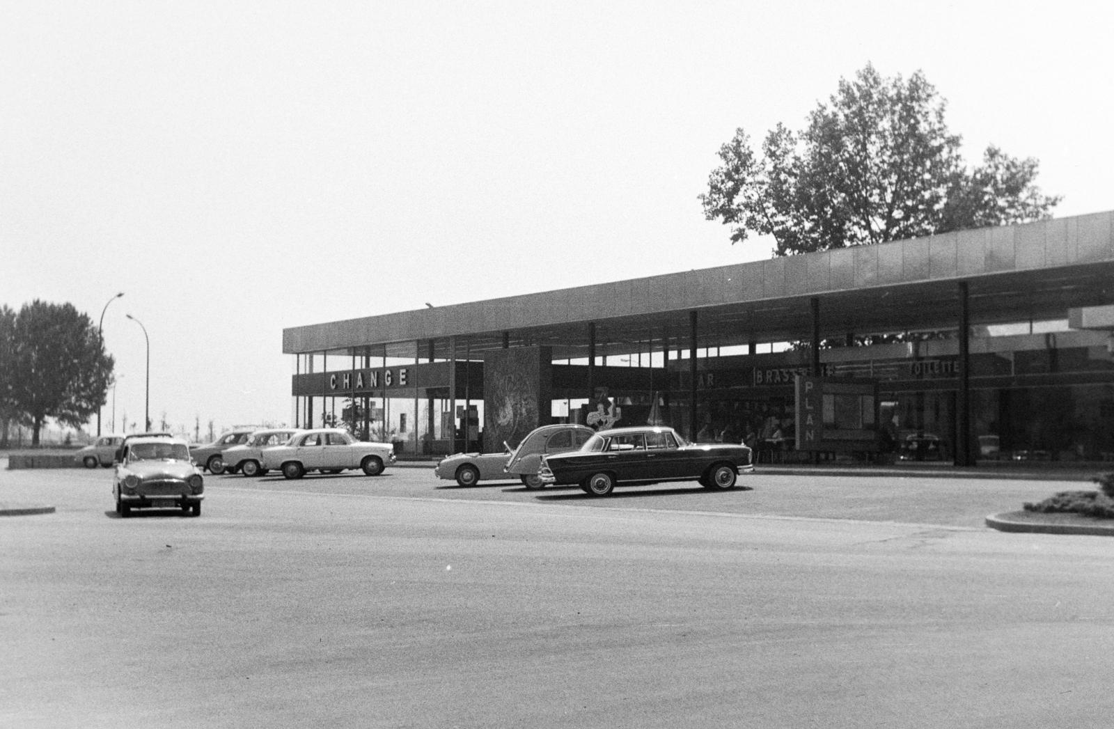 Franciaország, Strasbourg, Rue François Epailly, parkoló a Pont de l'Europe turisztikai pavilon előtt. A felvétel a a Route du Rhin irányából készült., 1967, Gara család, modern építészet, Fortepan #285694