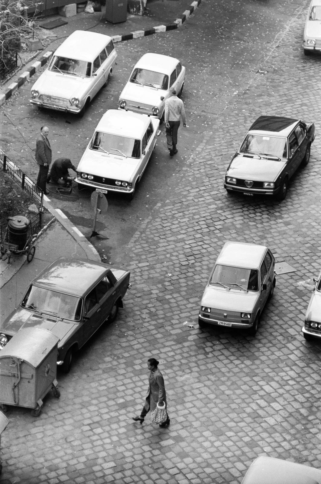 Magyarország, Budapest V., kilátás a Só utca 2-es számú házból a Fővám (Dimitrov) tér, az Áfor benzinkút felé., 1980, Gara család, Polski Fiat 126p, Fiat 850, Alfa Romeo Alfetta, Polski Fiat 125p, Budapest, Fortepan #285705