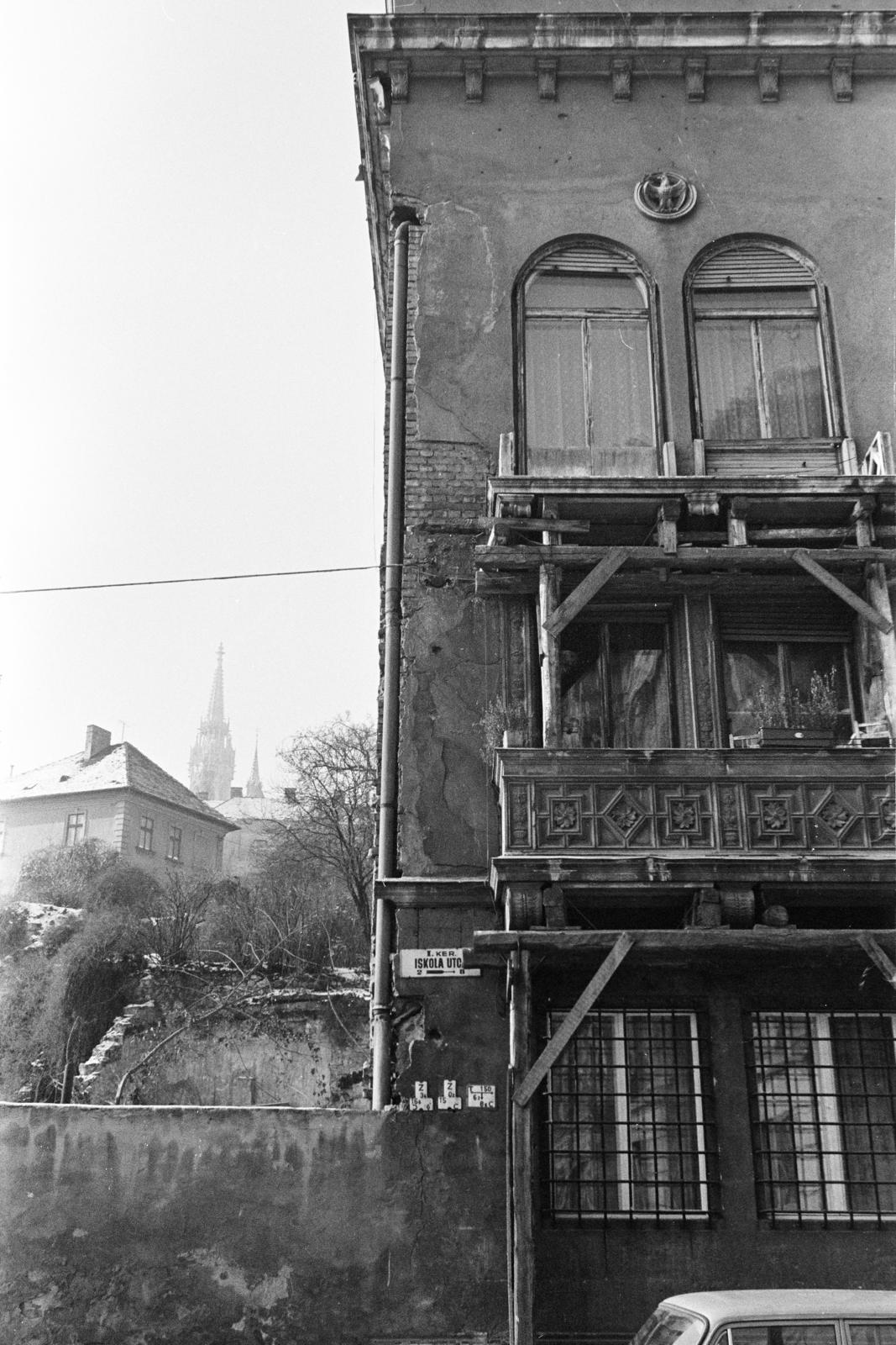 Magyarország, Budapest I., balra fenn a budai Várban a Mátyás-templom, jobbra az Iskola utca 2-es számú ház., 1980, Gara Andor, Budapest, Fortepan #285707