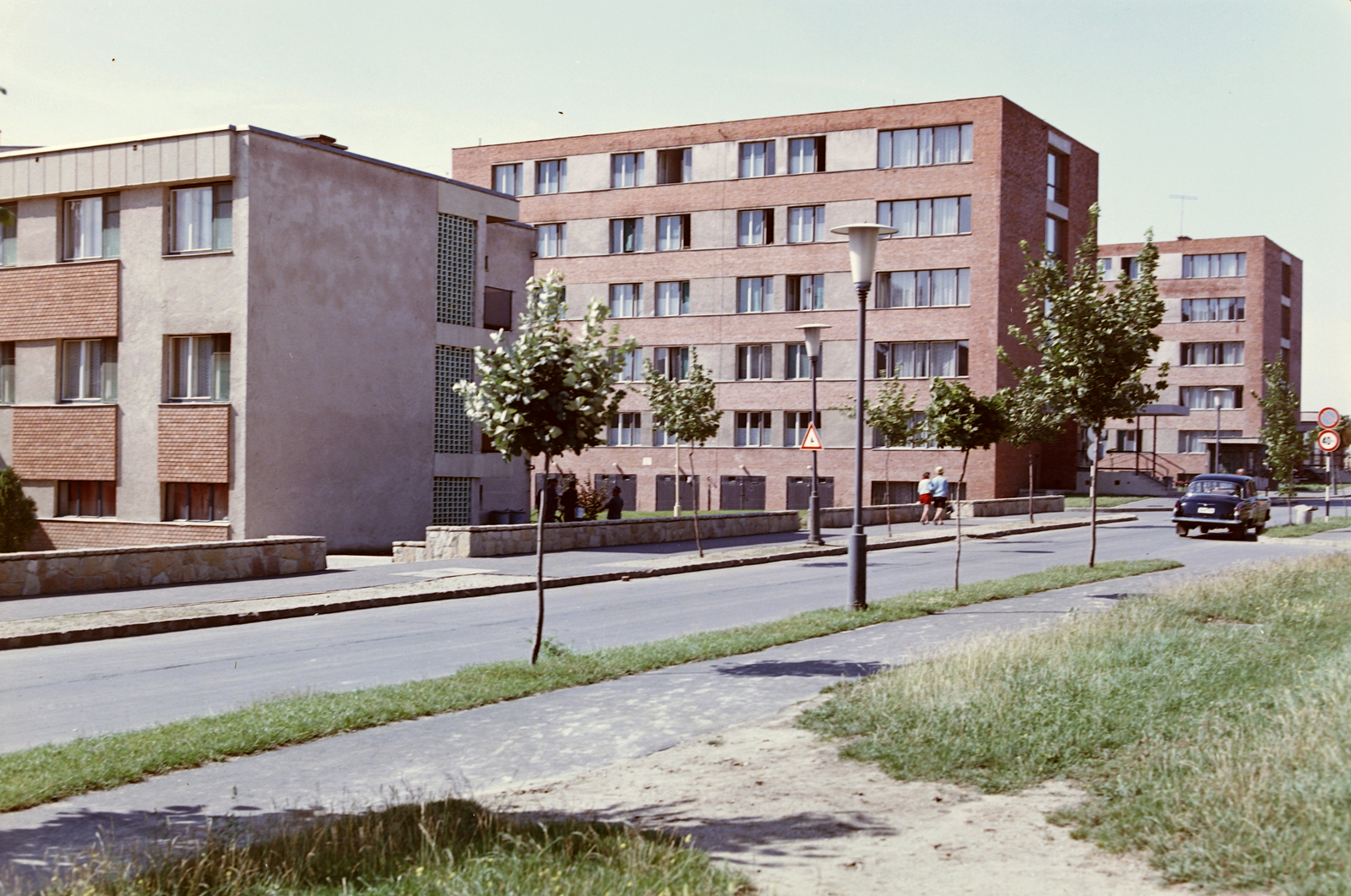 Hungary, Százhalombatta, Ifjúság útja az Október 6. utca felől a mai Oktán szálló felé nézve., 1966, Építésügyi Dokumentációs és Információs Központ, VÁTI, colorful, Fortepan #28571