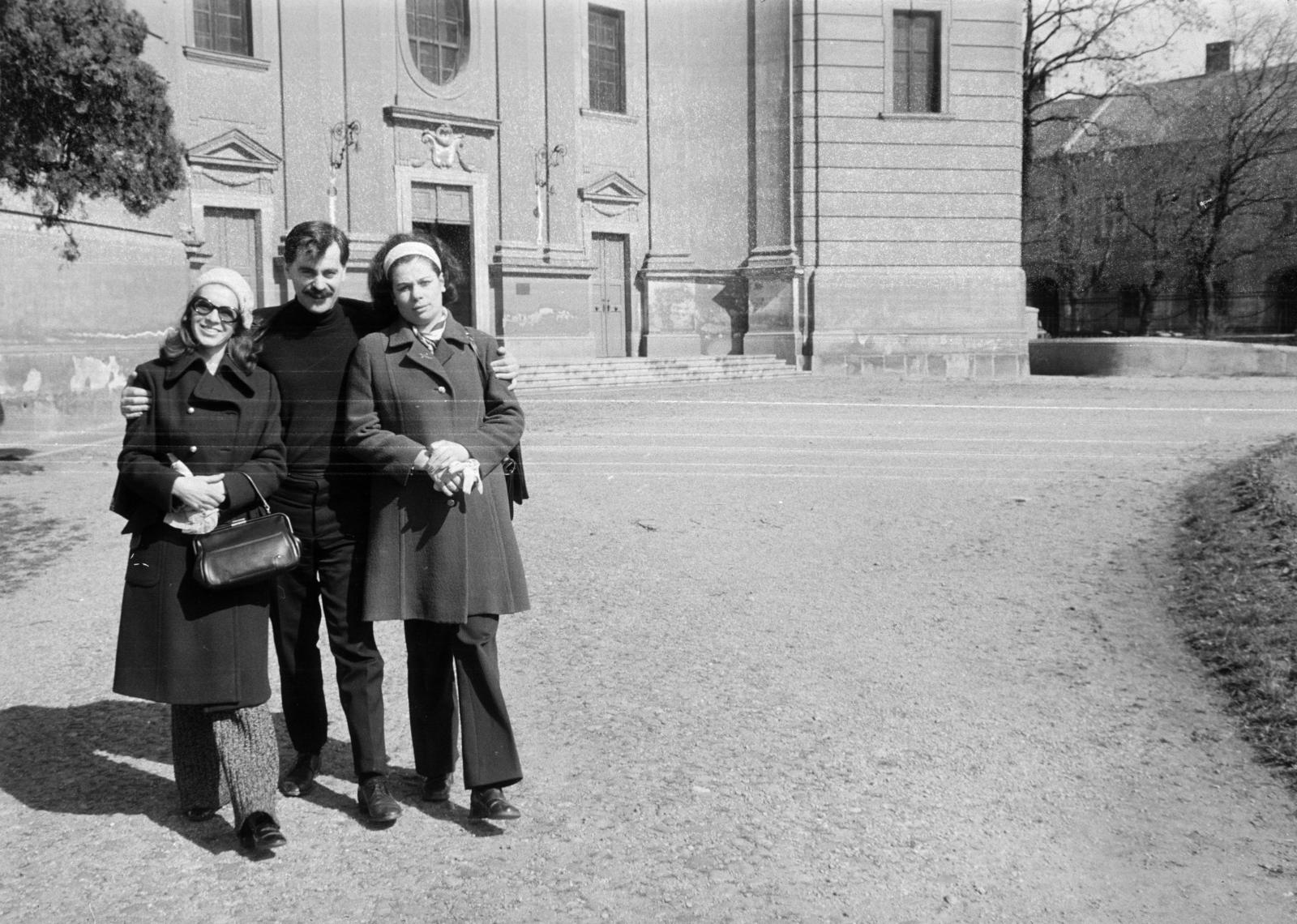 Romania,Transylvania, Oradea, Kanonoksor, Nagyváradi római katolikus székesegyház. Előtérben középen Katona Tamás történész., 1973, Gara család, coat, Fortepan #285713