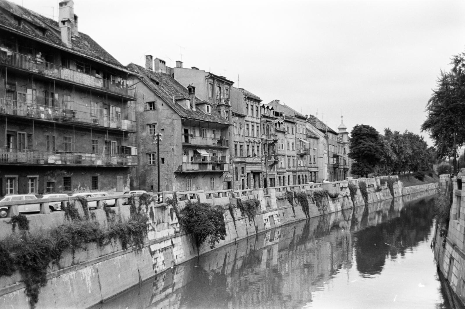 Szlovénia, Ljubljana, a Ljubljanica folyó és a Gallusovo nabrežje épületei a Šuštarski hídról., 1973, Gara Andor, Fortepan #285715