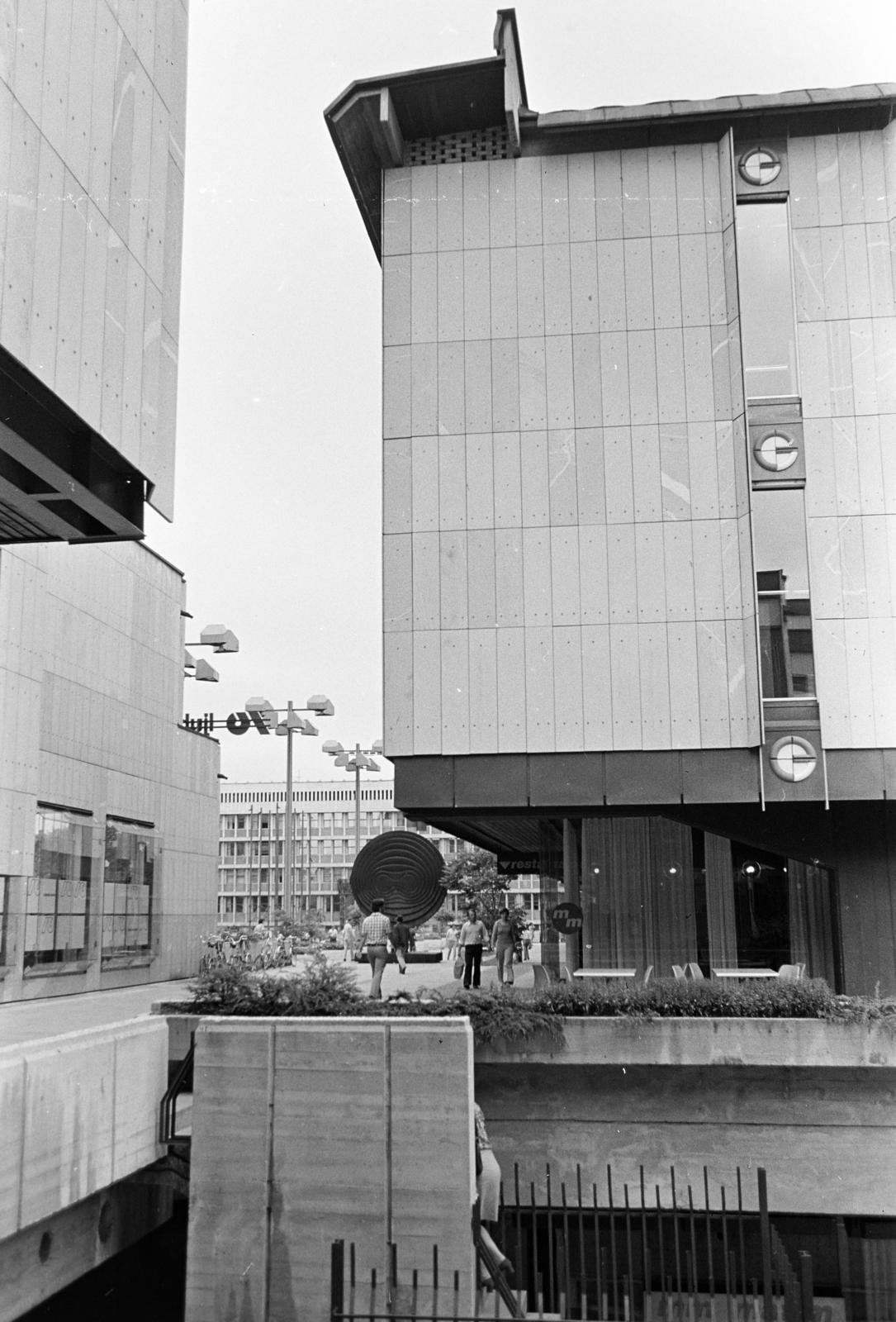Szlovénia, Ljubljana, Trg Republike, balra a TR2 torony, jobbra a Maximarkt, a kettő közt a háttérben a Nemzetgyűlés épülete látszik., 1973, Gara Andor, Jugoszlávia, Fortepan #285721