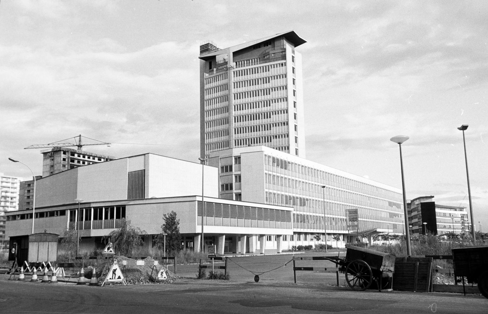 Franciaország, Strasbourg, Boulevard de la Victoire a Rue Blaise Pascal felé nézve, szemben a Tour de Chimie (a Strasbourg-i Egyetem kémiai tanszékének toronyépülete)., 1968, Gara Andor, Fortepan #285730