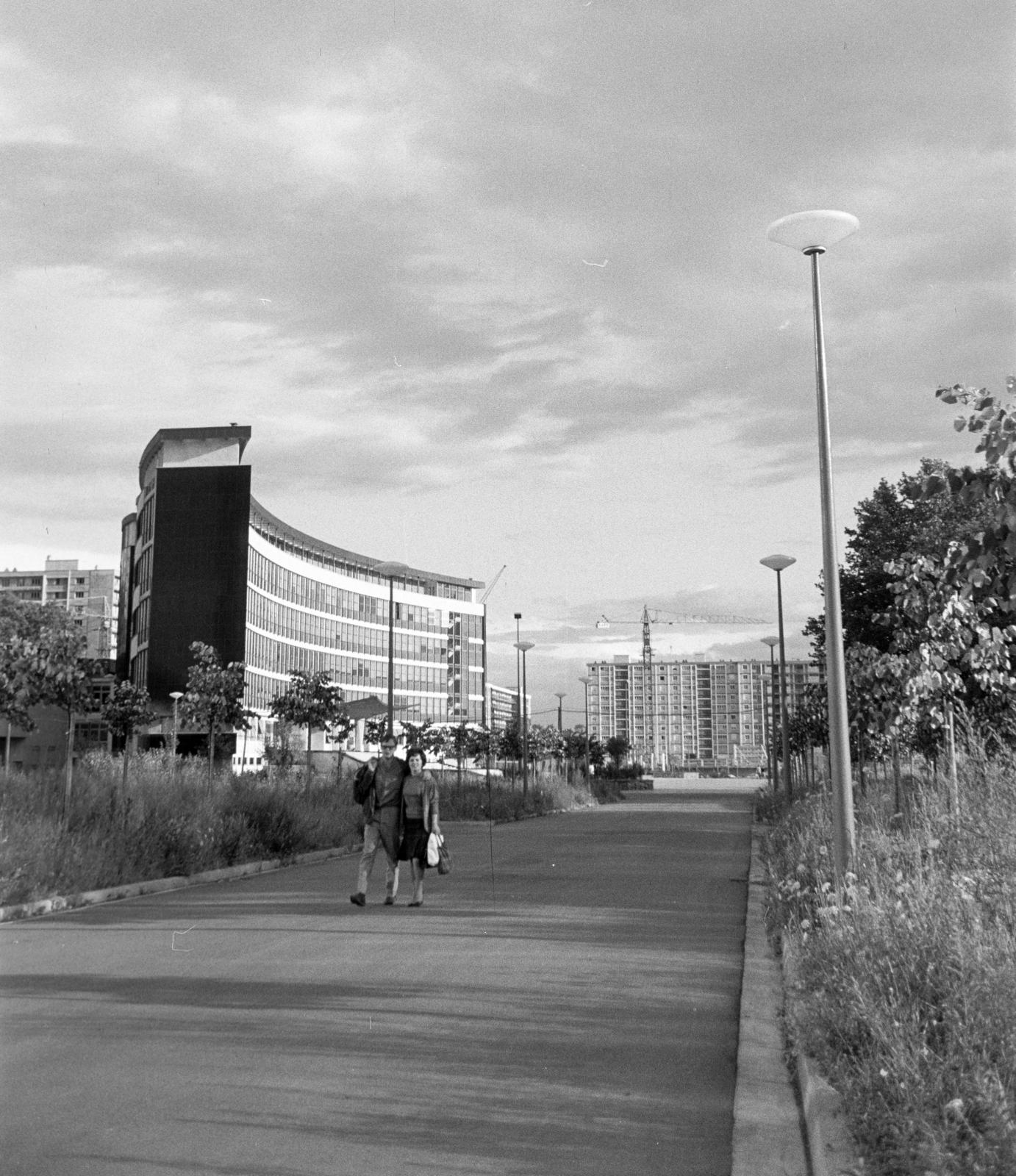 France, Strasbourg, Rue Blaise Pascal a Strasbourg-i Egyetem területén., 1968, Gara család, modern architecture, Fortepan #285731