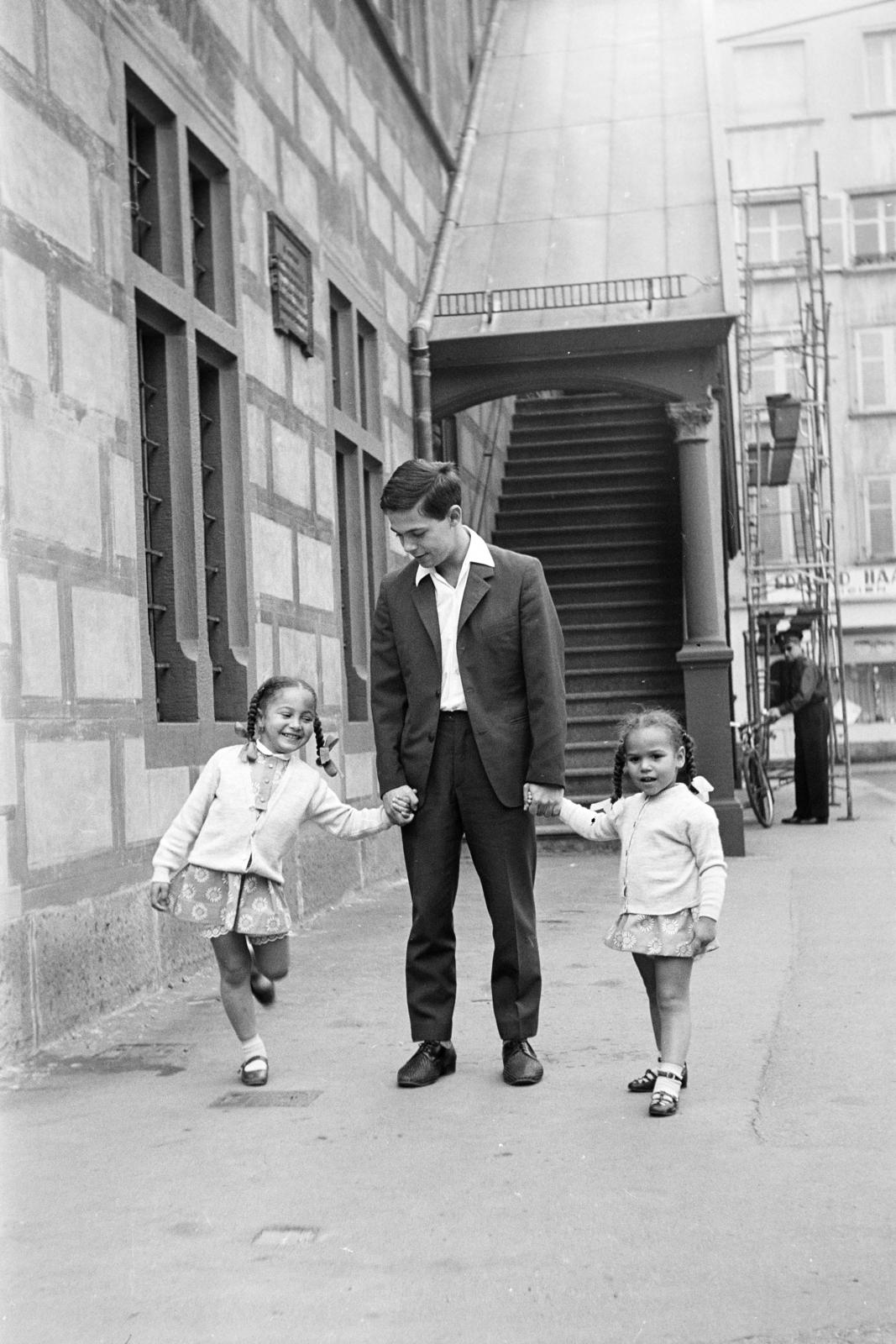 France, Place de la Réunion, balra a Régi Városháza reneszánsz épülete (később Történeti Múzeum)., 1965, Gara Andor, Fortepan #285732