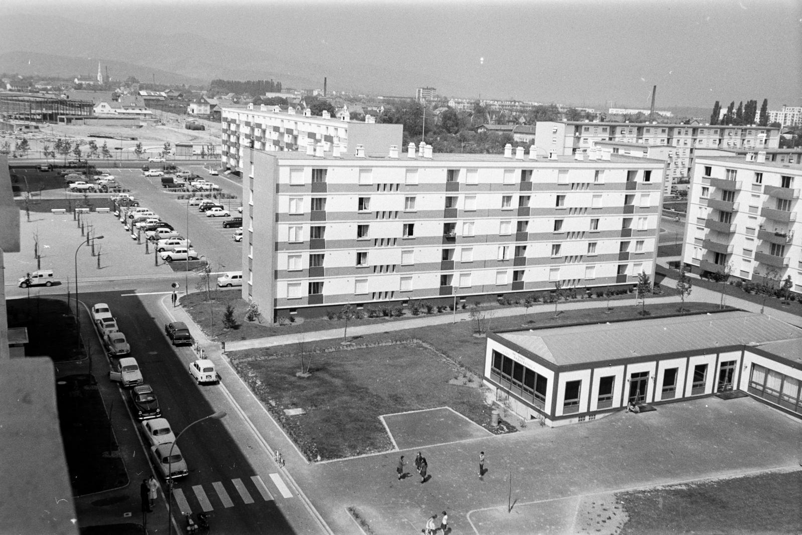 France, Colmar, kilátás északnyugat felé a Rue de Schongau 1. számú házból., 1965, Gara család, car park, picture, Fortepan #285743
