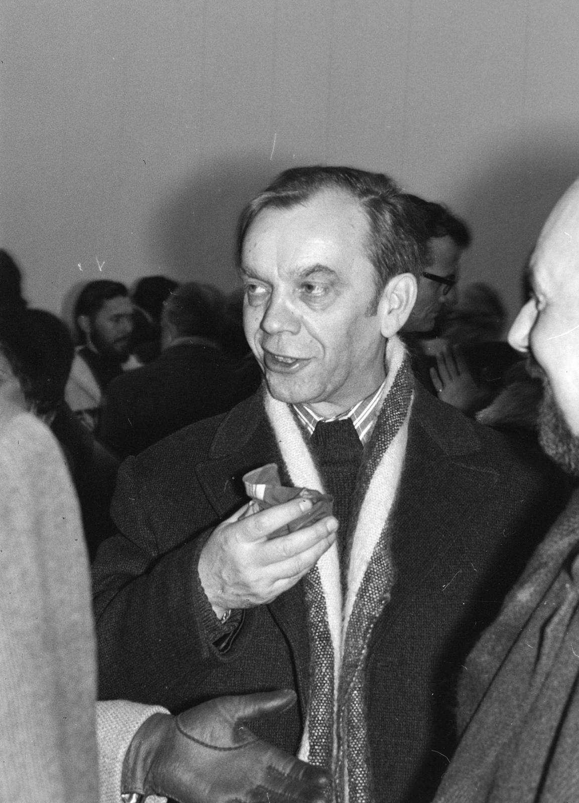 Magyarország, Budapest XIV., Műcsarnok, a felvétel Bálint Endre festő és grafikusművész kiállításának megnyitóján készült 1972. december 22-én. Kormos István költő., 1972, Gara család, Budapest, híres ember, Fortepan #285749