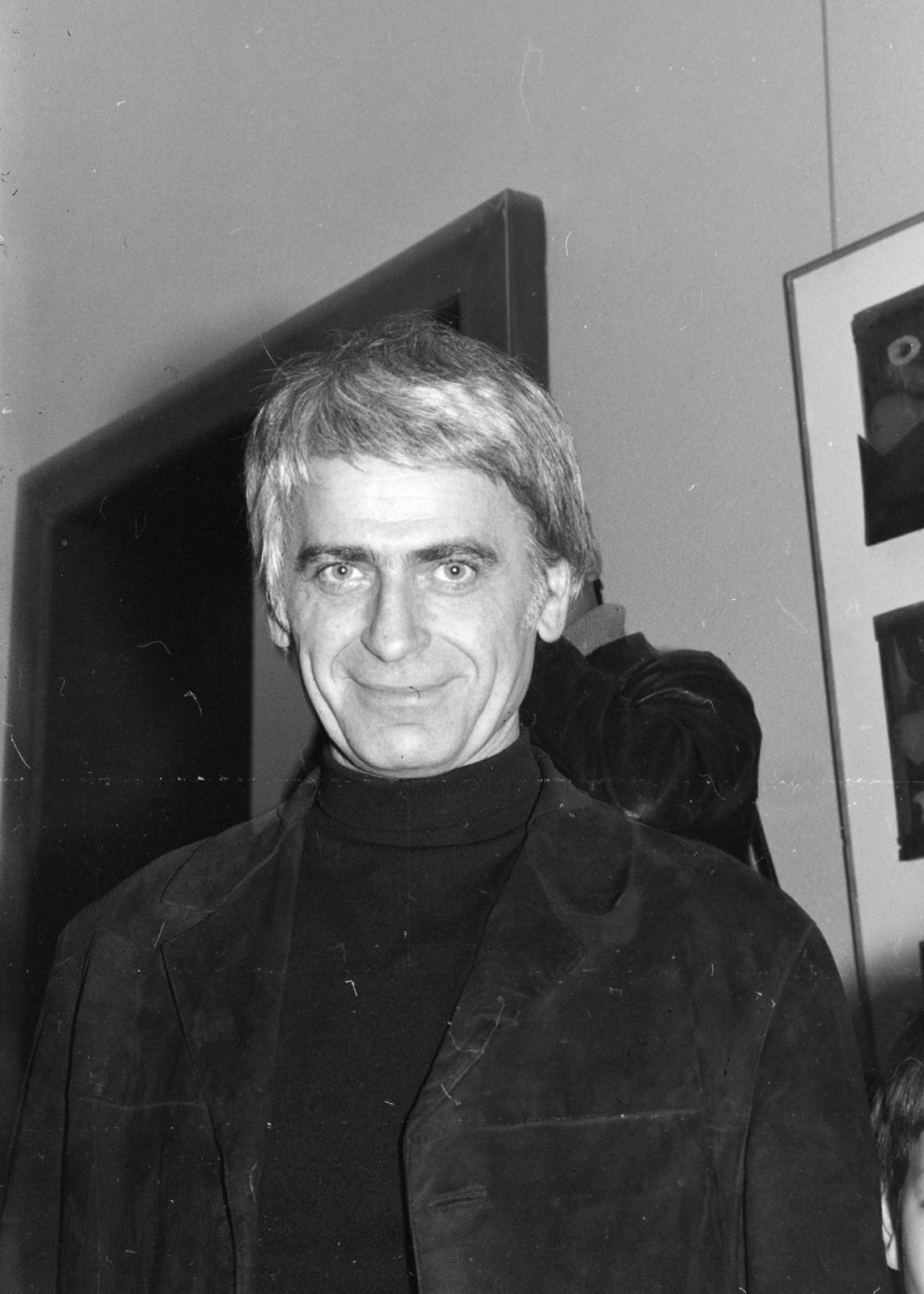 Hungary, Budapest XIV., Műcsarnok, a felvétel Bálint Endre festő és grafikusművész kiállításának megnyitóján készült 1972. december 22-én. Mészöly Miklós író., 1972, Gara család, Budapest, celebrity, smile, Fortepan #285750