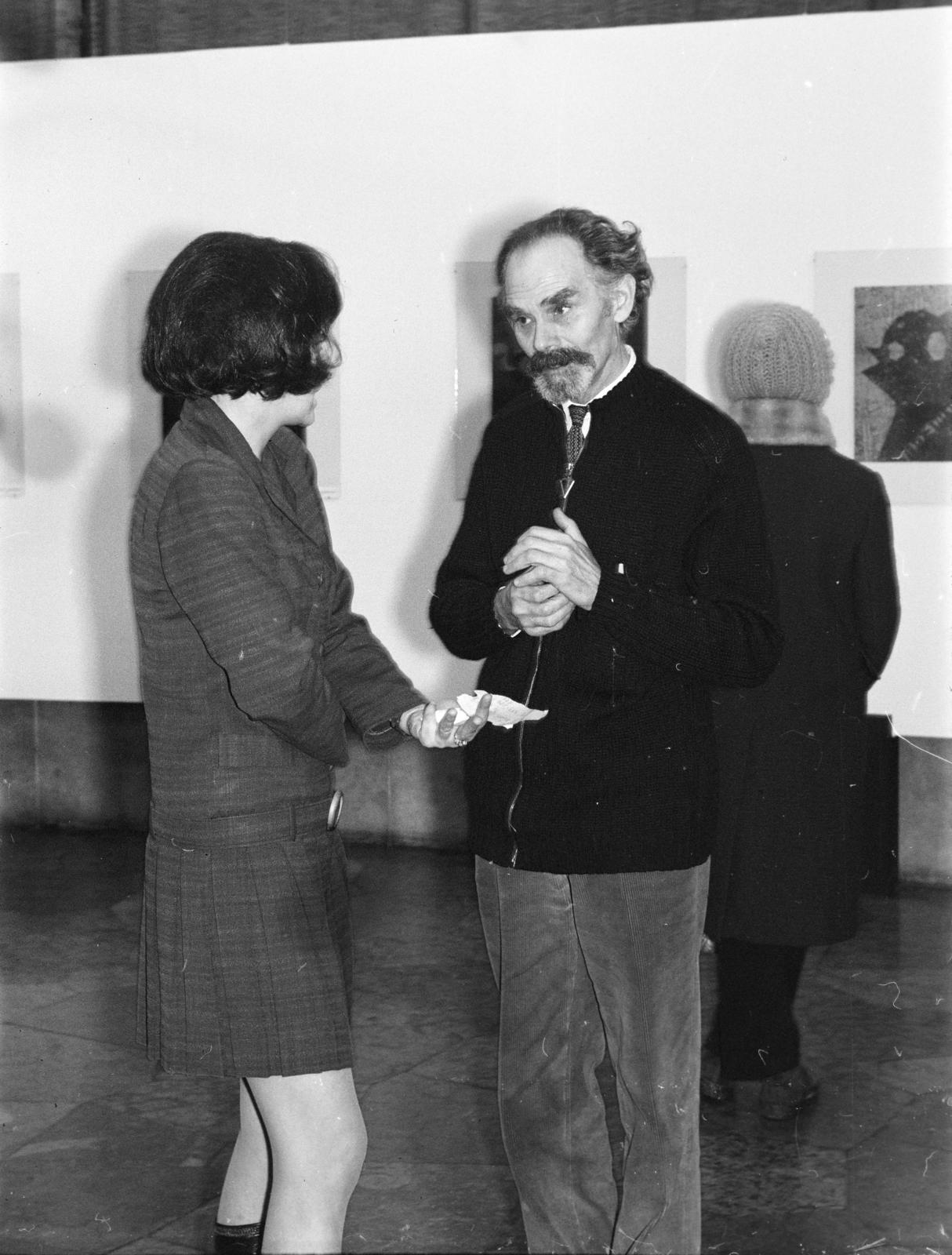 Hungary, Budapest XIV., Műcsarnok, a felvétel Bálint Endre festő és grafikusművész kiállításának megnyitóján készült 1972. december 22-én. Jobbra Bálint Endre., 1972, Gara Andor, Budapest, gesture, celebrity, Fortepan #285763