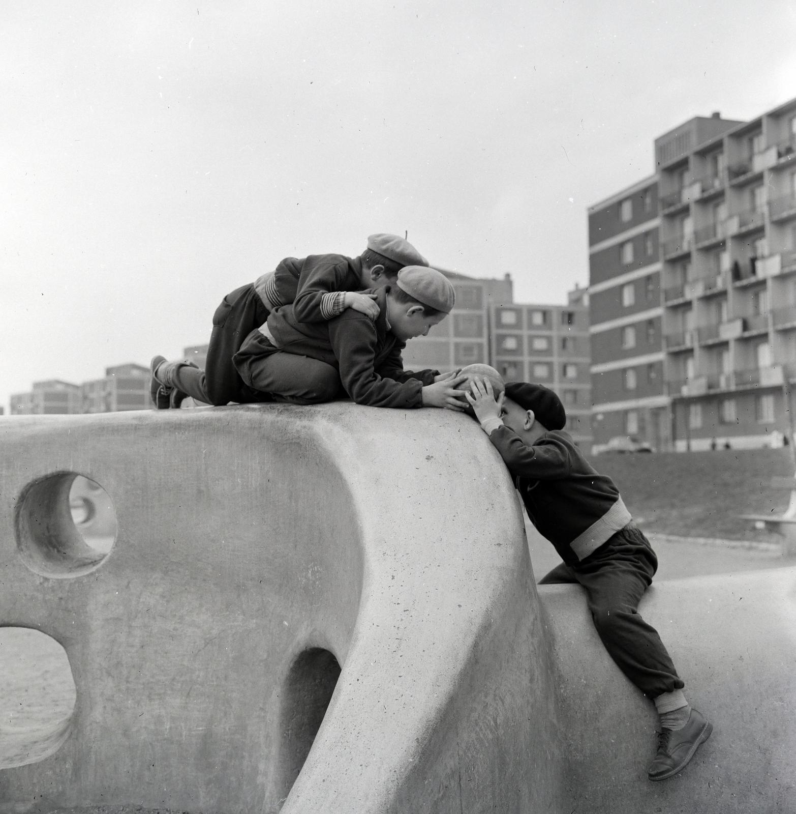 Magyarország, Budapest XIII., játszótér a Rákos-patak közelében, háttérben a Fiastyúk (Thälmann) utcai lakótelep, a Tahi utca melletti házak., 1961, Gara Andor, Budapest, Fortepan #285767