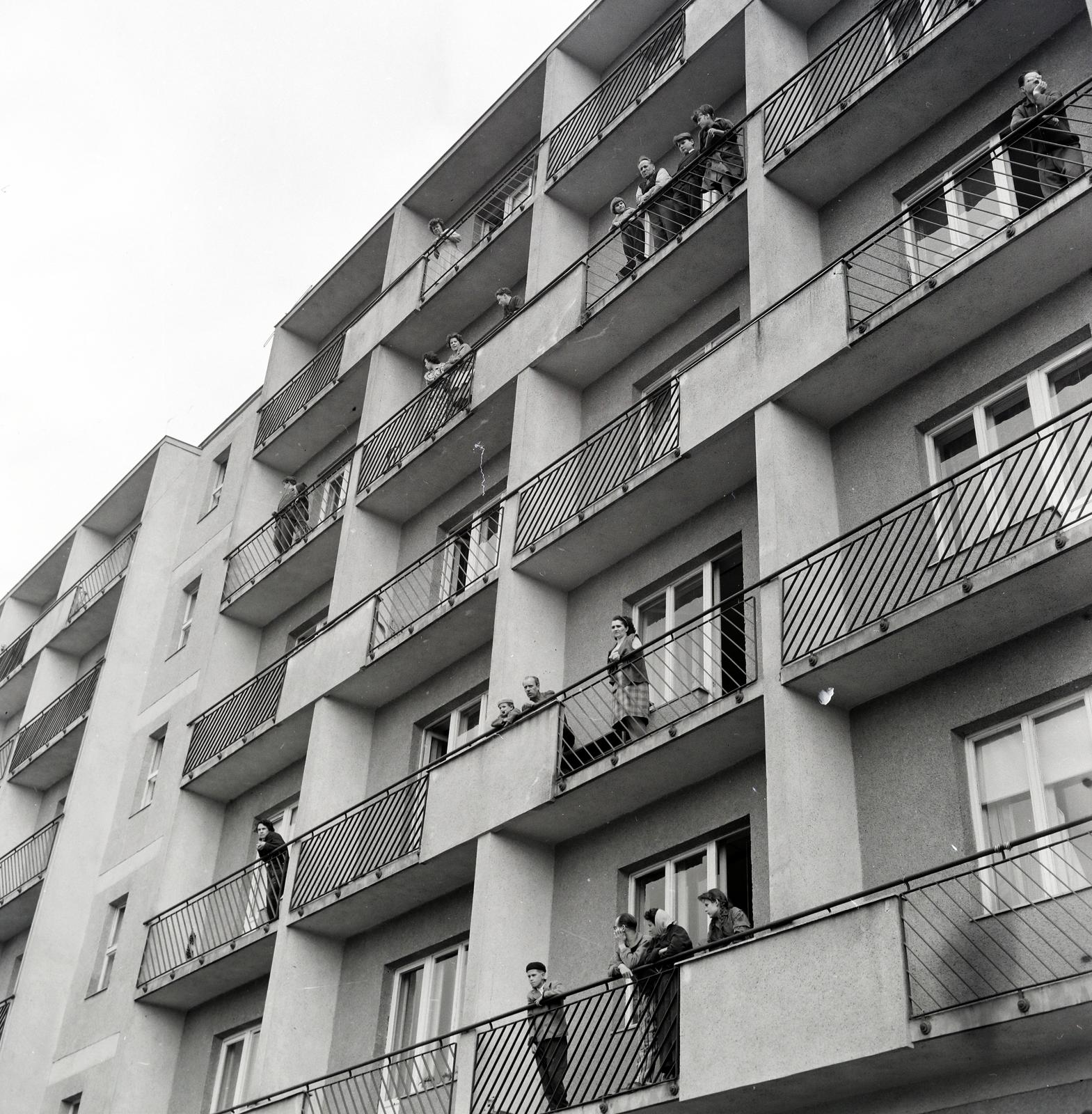 Magyarország, Budapest XIII., a Fiastyúk (Thälmann) utcai lakótelep, az egyik Tahi utca melletti épület homlokzata., 1961, Gara Andor, Budapest, képarány: négyzetes, erkély, Fortepan #285772