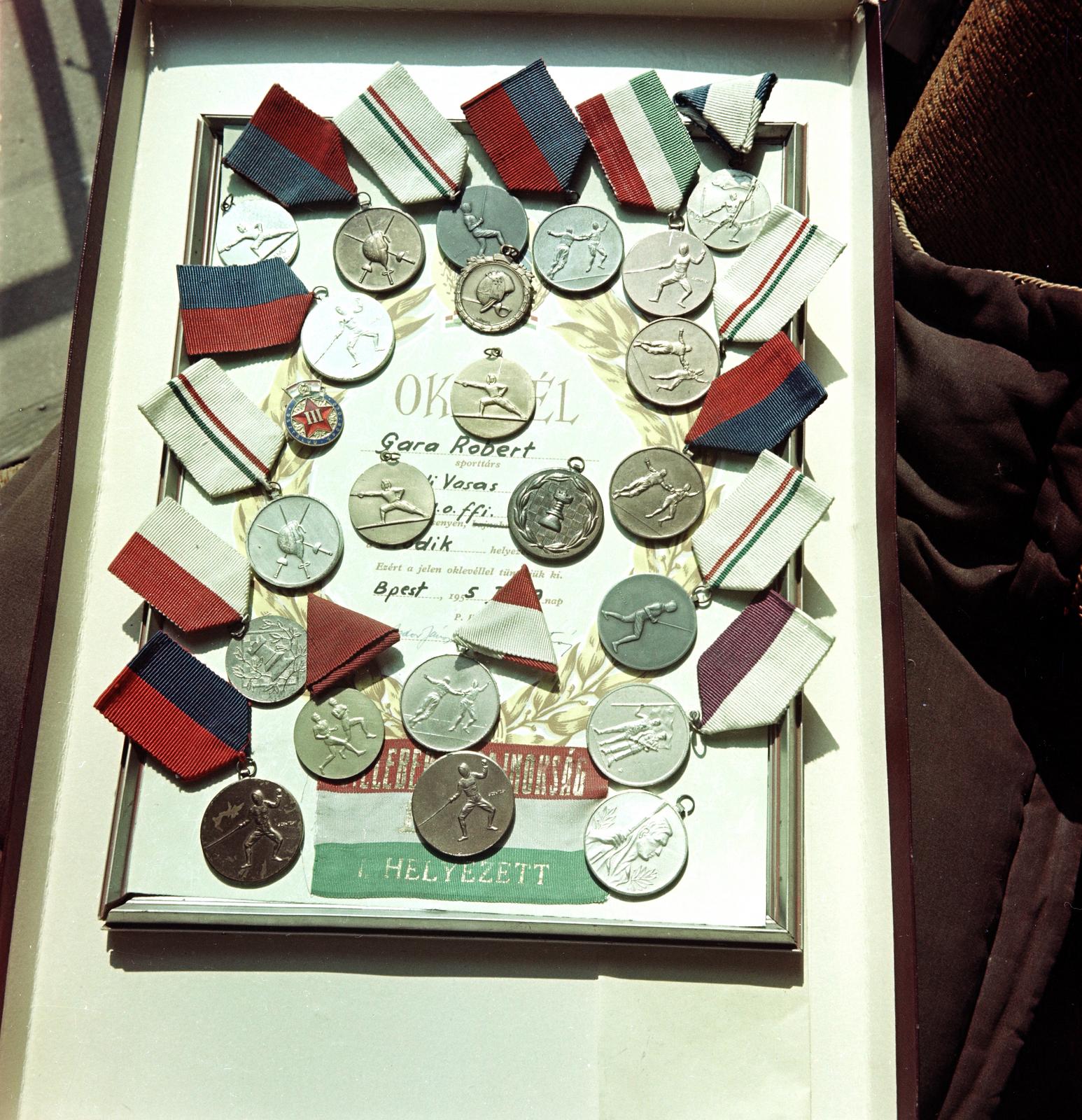 Gara Róbert vívásban szerzett érmei és oklevele., 1955, Gara Andor, medal, Fortepan #285776
