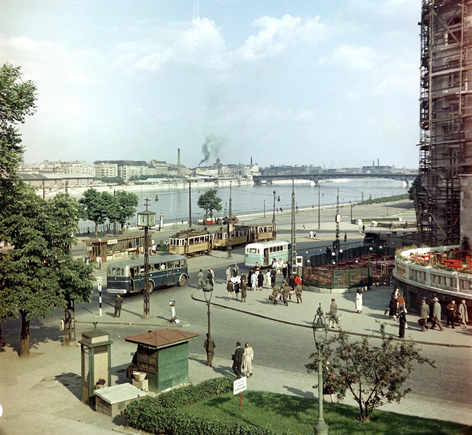 1955, Gara Andor, Best of, Ikarus 60, csibilámpa, köztéri óra, katona, benzinkút, telefonfülke, tömegközlekedés, hirdetőoszlop, pavilon, terasz, színes, Fortepan #285779