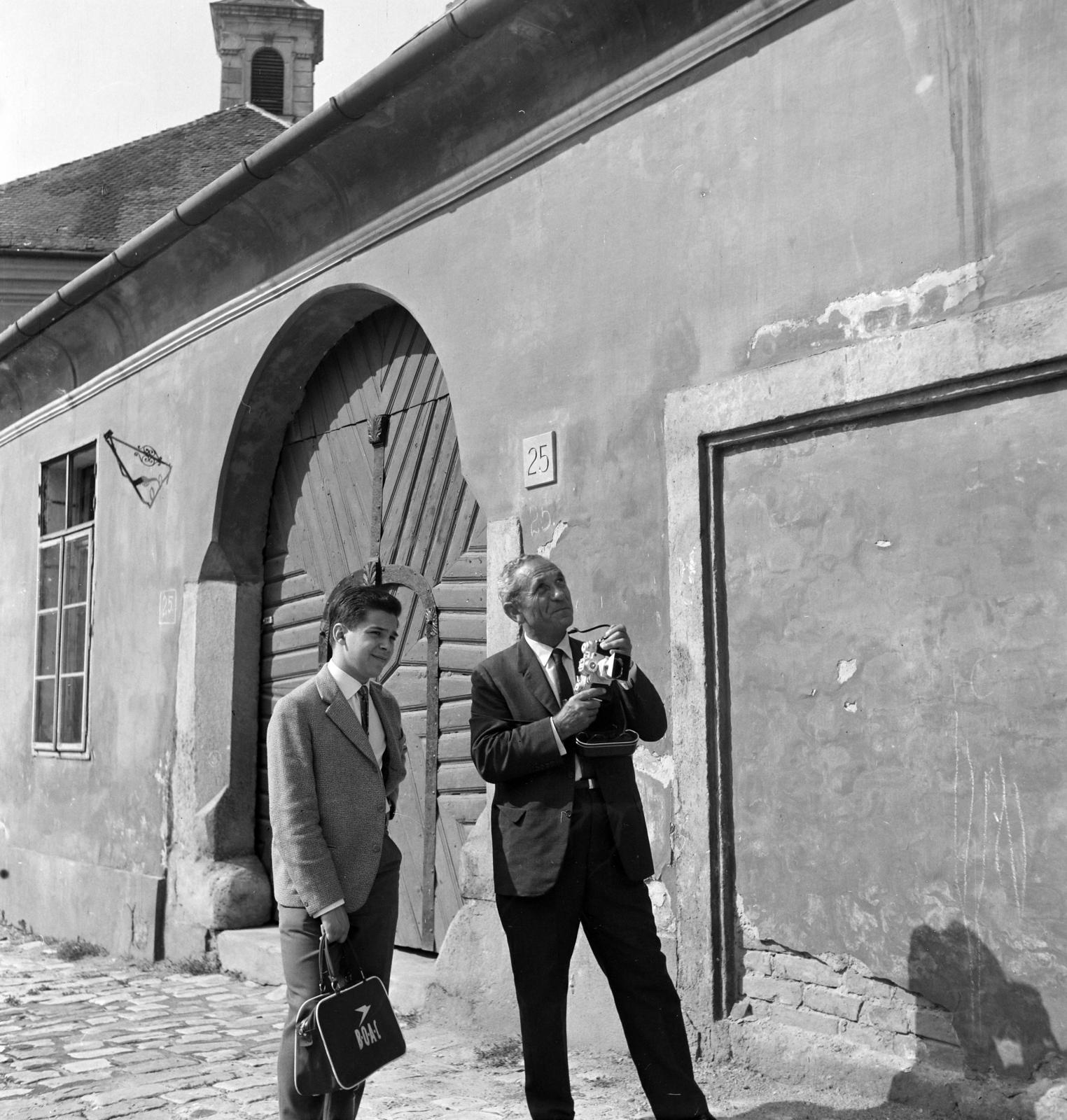 Hungary, Budapest I., Fortuna utca, a felvétel a 25-ös számú ház előtt készült, háttérben a Budavári Evangélikus templom tornya látszik., 1961, Gara Andor, Budapest, Fortepan #285797