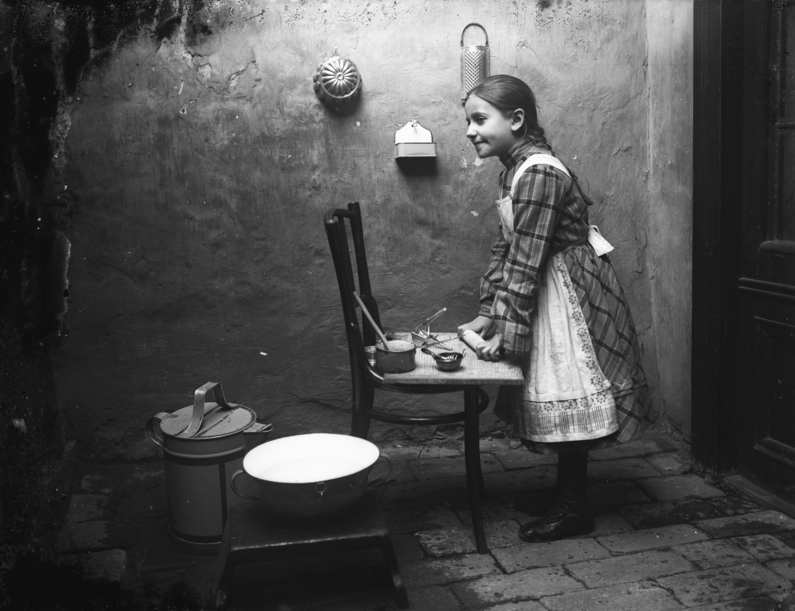 1913, Fortepan, kid, gastronomy, kitchen, toy, work, girl, can, chair, pot, footstool, apron, child labour, Fortepan #2858