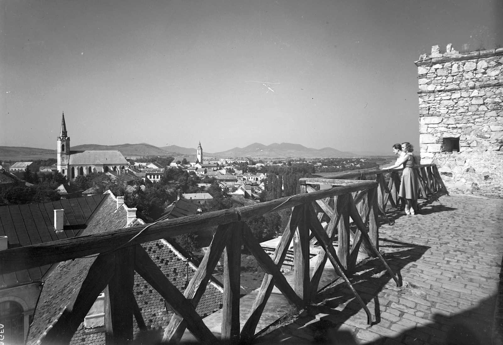 Hungary, Sárospatak, Rákóczi-vár, látkép a Vörös-toronyból, balra a Szent Erzsébet templom (Vártemplom), jobbra a református templom., 1959, Építésügyi Dokumentációs és Információs Központ, VÁTI, church, museum, castle, Catholic Church, Fortepan #28580
