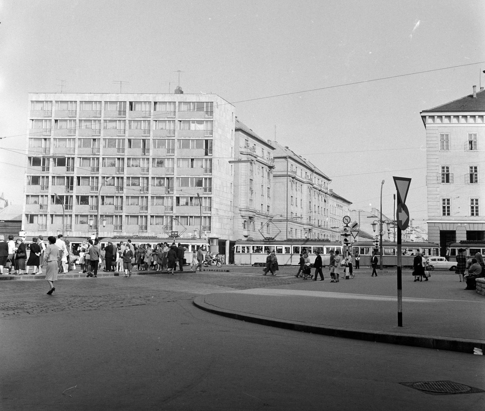 Hungary, Budapest IX.,Budapest VIII., Üllői út a Hőgyes Endre utca torkolatánál. Szemben a nagykörúti kereszteződésnél, balra a József körút, jobbra a Ferenc körút sarkán álló épület látható., 1963, Gara Andor, Budapest, Fortepan #285806