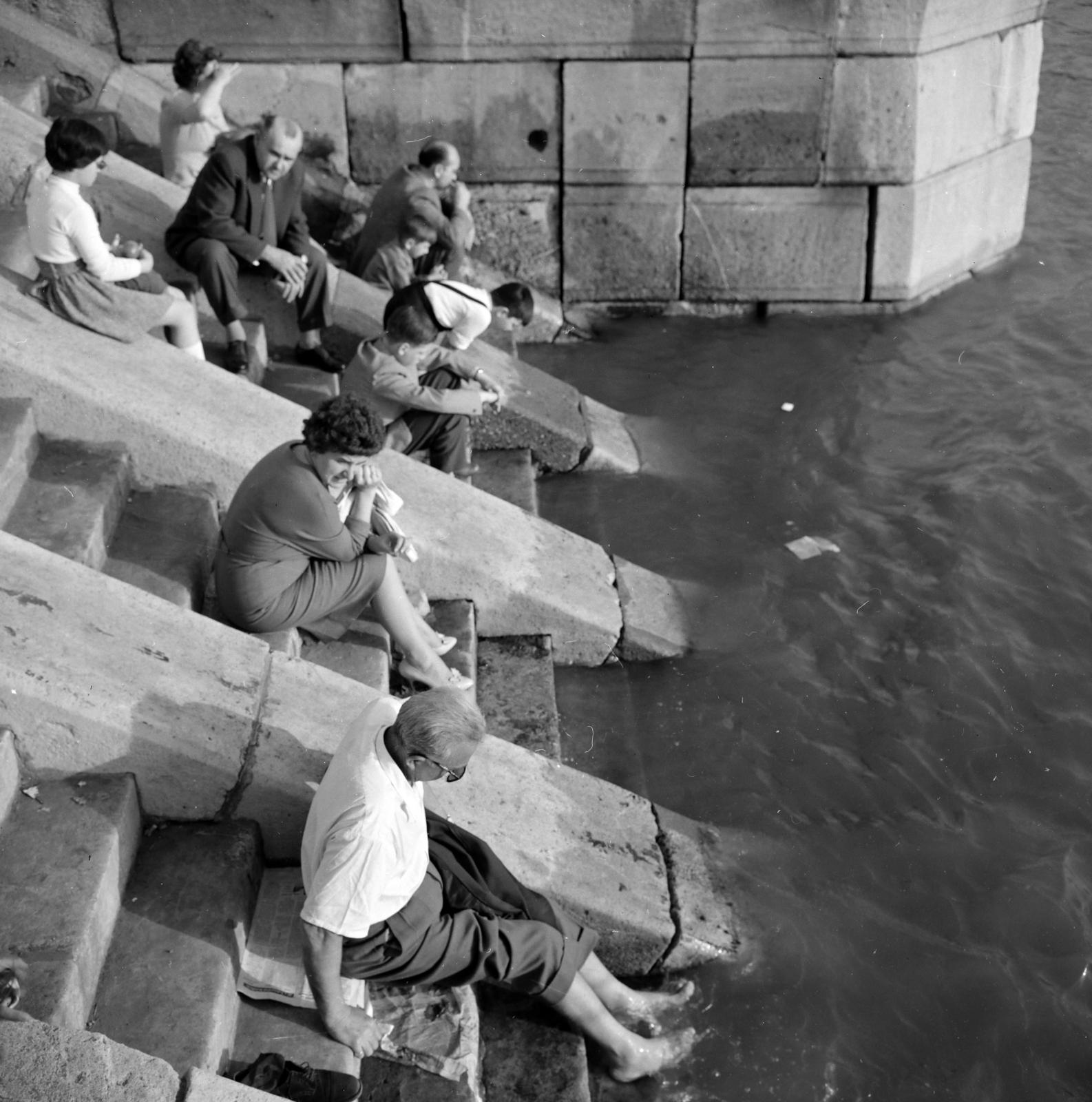 1961, Gara család, barefoot, sitting on stairs, shore, Fortepan #285815