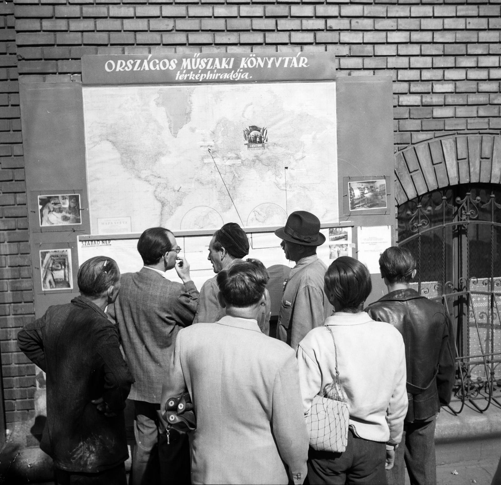 Hungary, Budapest VIII., József körút 6., az Országos Műszaki Könyvtár térképhíradója az Országos Műszaki Könyvtár, a Textilipari Minőségellenőrző Intézet és a Bőr- és Cipőipari Minőségellenőrző Intézet kapuja közelében., 1955, Gara Andor, map, Budapest, Fortepan #285823