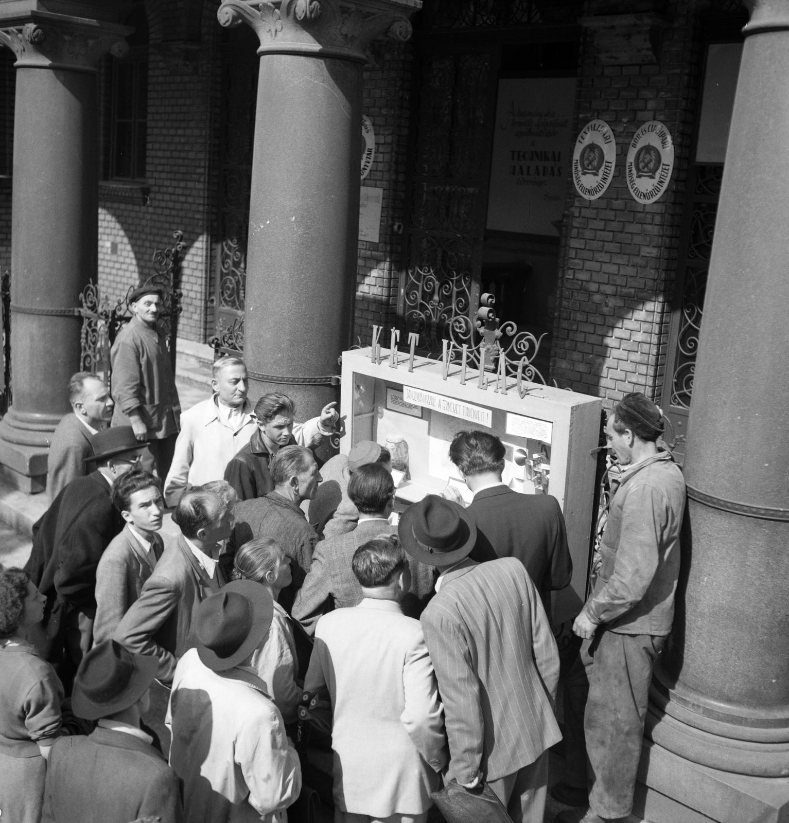 Hungary, Budapest VIII., József körút 6., a felvétel a Textilipari Minőségellenőrző Intézet, Bőr- és Cipőipari Minőségellenőrző Intézet és az Országos Műszaki Könyvtár kapujánál lévő hirdetőtábla előtt készült., 1955, Gara Andor, education, label, crest, mass, Budapest, Fortepan #285825