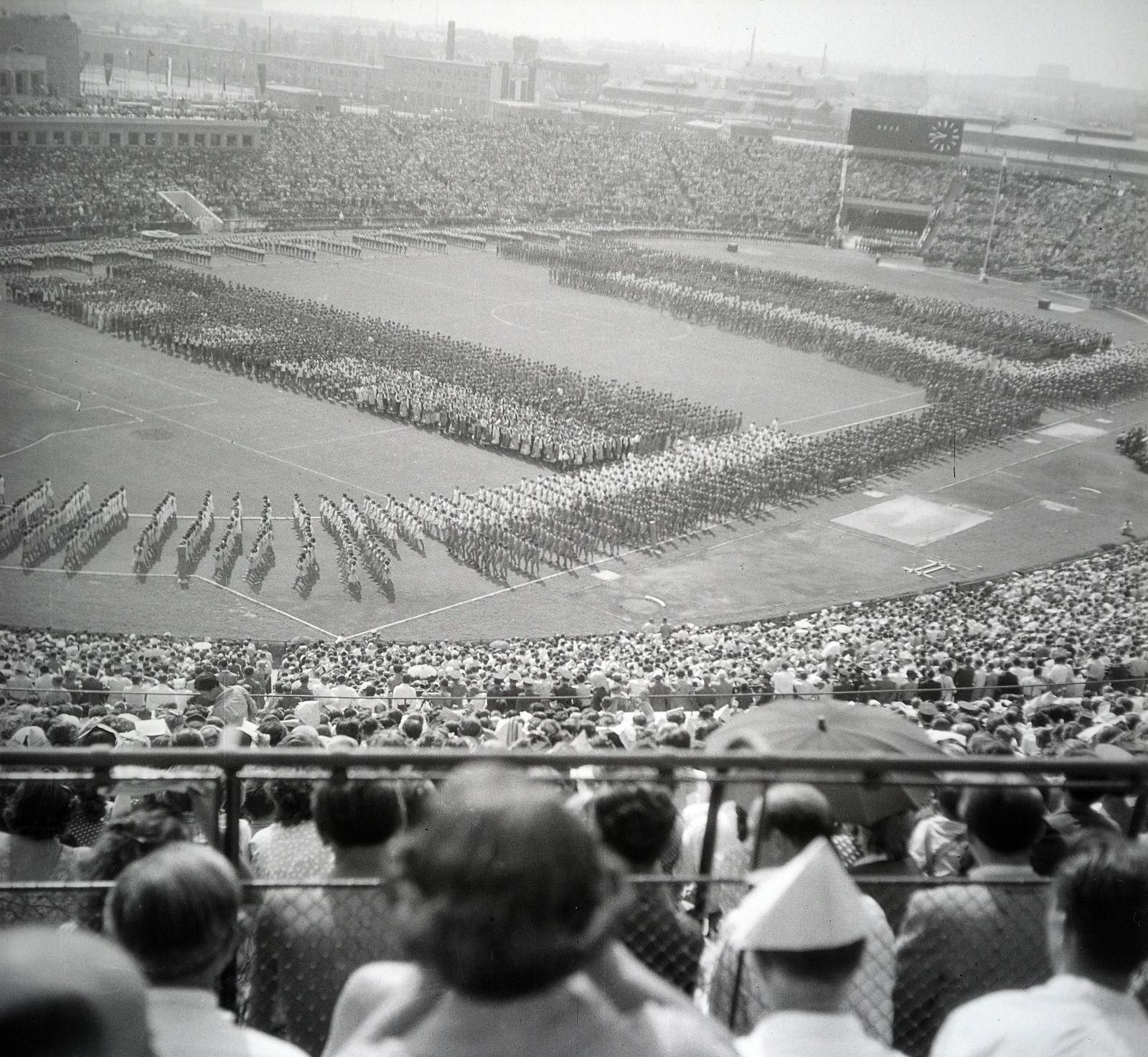 Magyarország, Népstadion, Budapest XIV., a megnyitás napján (1953. augusztus 20.)., 1953, Gara család, Budapest, nézőtér, sportbemutató, Fortepan #285829