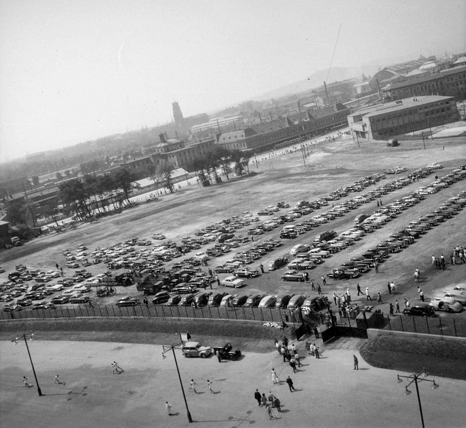Hungary, Népstadion, Budapest XIV., kilátás a parkoló felé a megnyitás napján (1953. augusztus 20.)., 1953, Gara Andor, Budapest, Fortepan #285832