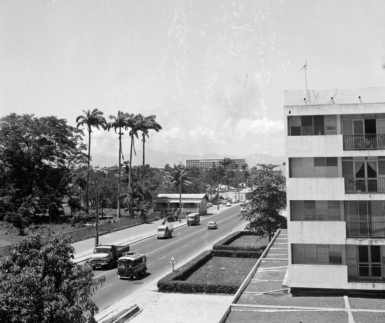 Franciaország,Guadeloupe, Les Abymes, Avenue Patrick-Saint-Eloi., 1976, Gara Andor, Fortepan #285839