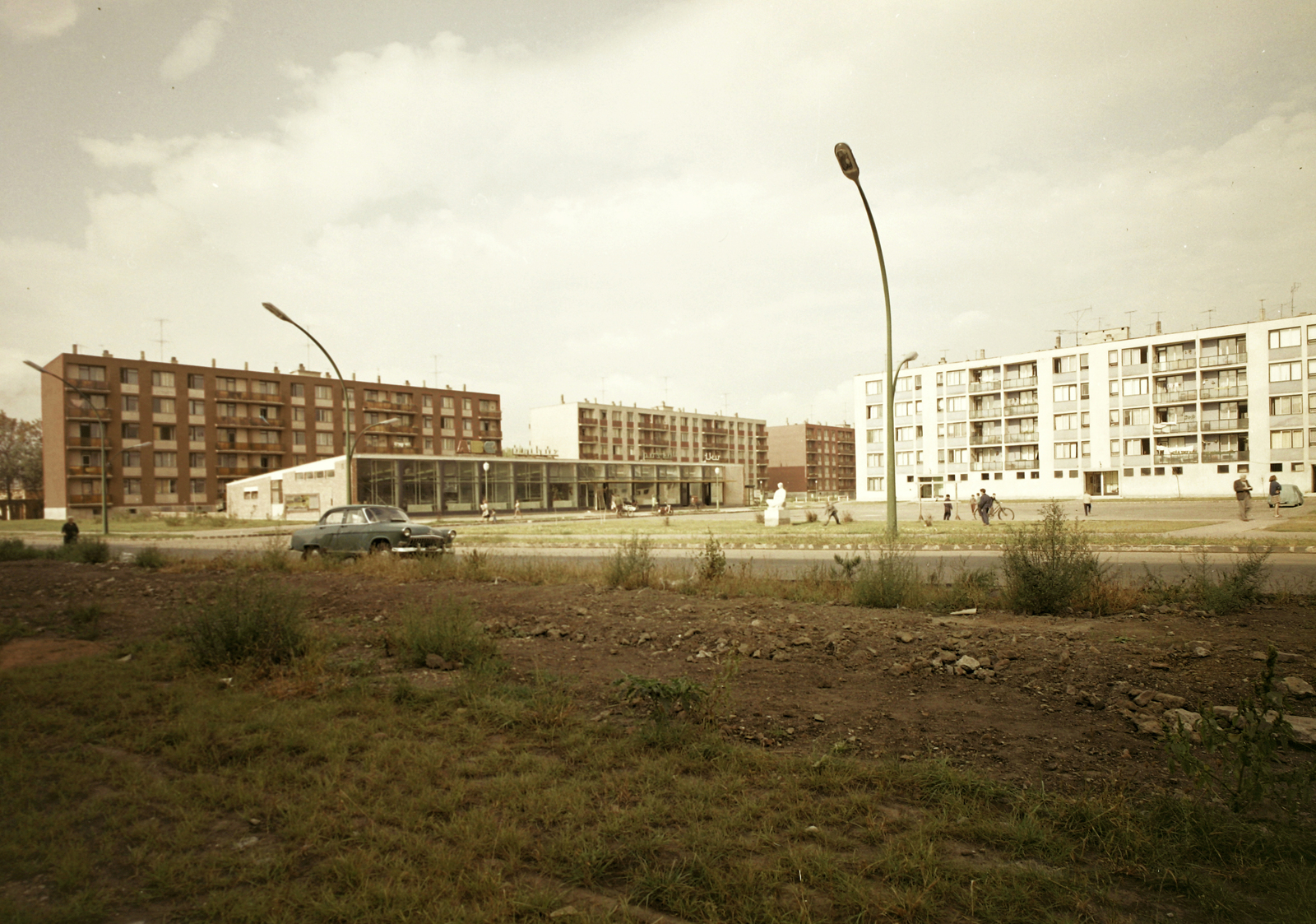 Magyarország, Székesfehérvár, Ybl lakótelep, Eszperantó tér a Mátyás király körút felől., 1966, Építésügyi Dokumentációs és Információs Központ, VÁTI, színes, lakótelep, automobil, GAZ M21 Volga, Fortepan #28584