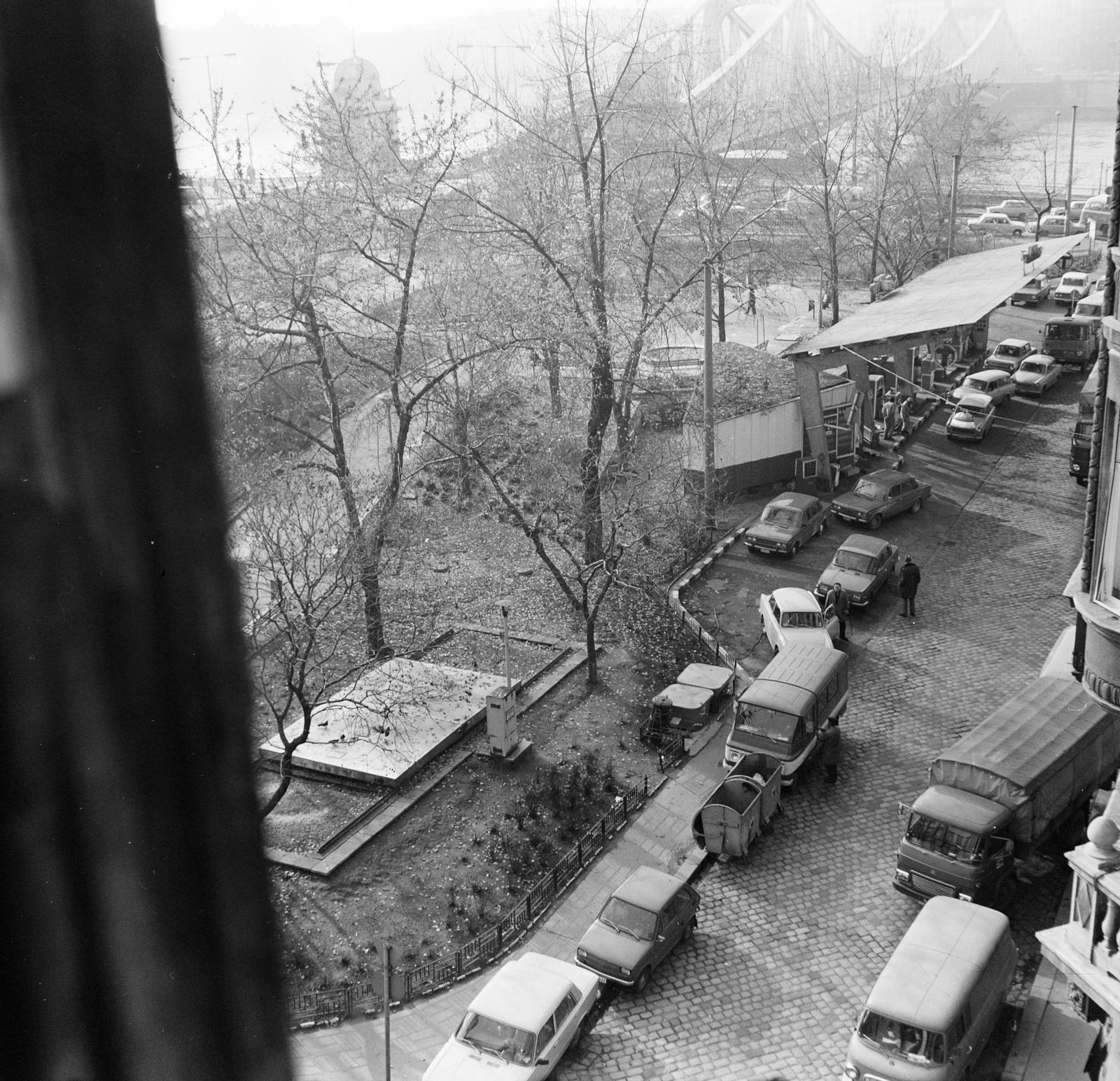 Hungary, Budapest V., kilátás a Só utca 2-es számú házból a Fővám (Dimitrov) tér, az Áfor benzinkút és a Szabadság híd felé., 1980, Gara Andor, plan view, automobile, gas station, Budapest, Fortepan #285849
