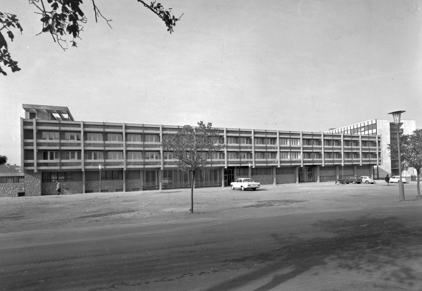Magyarország, Veszprém, a Hotel Veszprém épülete., 1969, Építésügyi Dokumentációs és Információs Központ, VÁTI, motorkerékpár, szálloda, Mercedes-márka, Volkswagen-márka, lámpaoszlop, automobil, Fortepan #28588